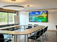 Salle de réunion moderne avec écran géant