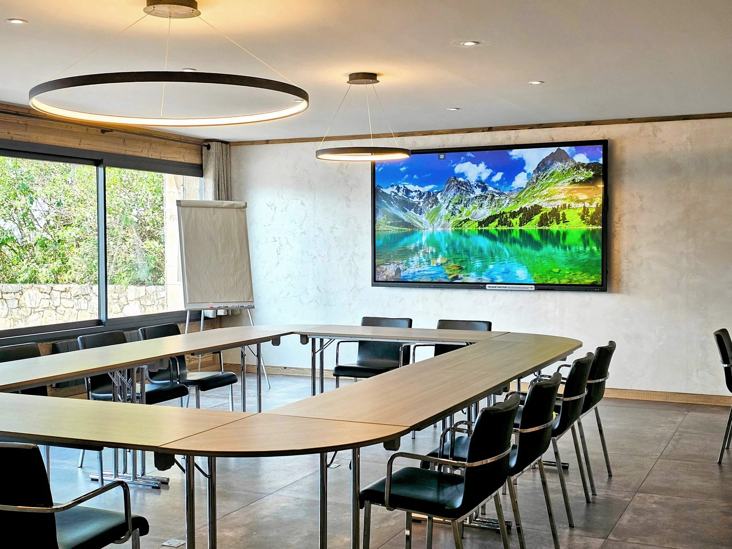 Salle de réunion moderne avec écran géant