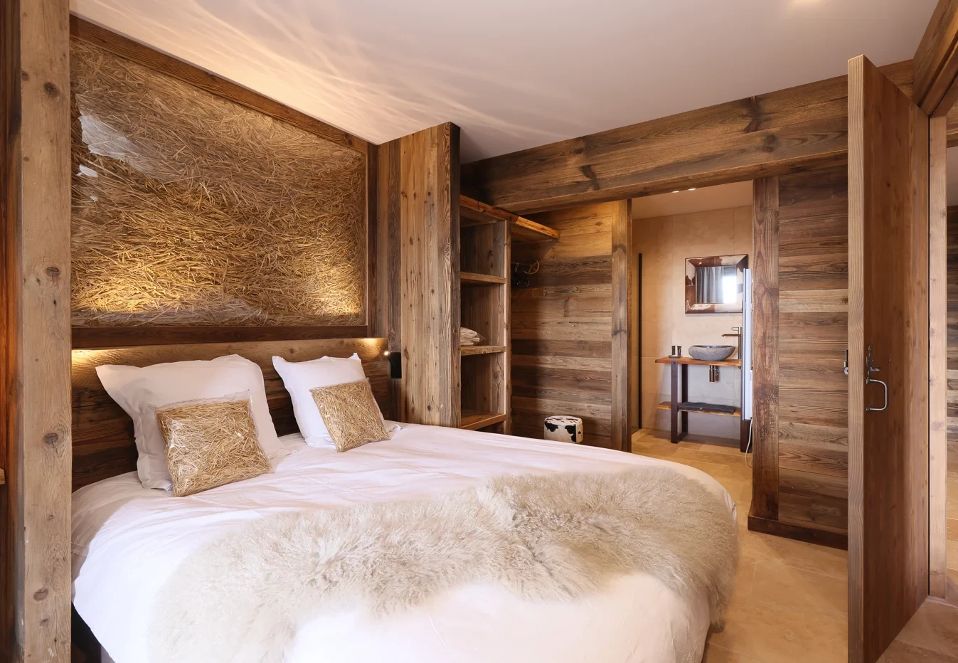 Chambre rustique en bois avec lit double