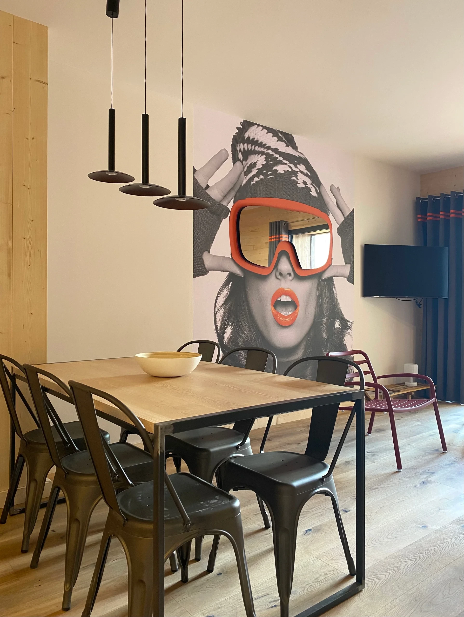 Salle à manger moderne avec fresque murale artistique