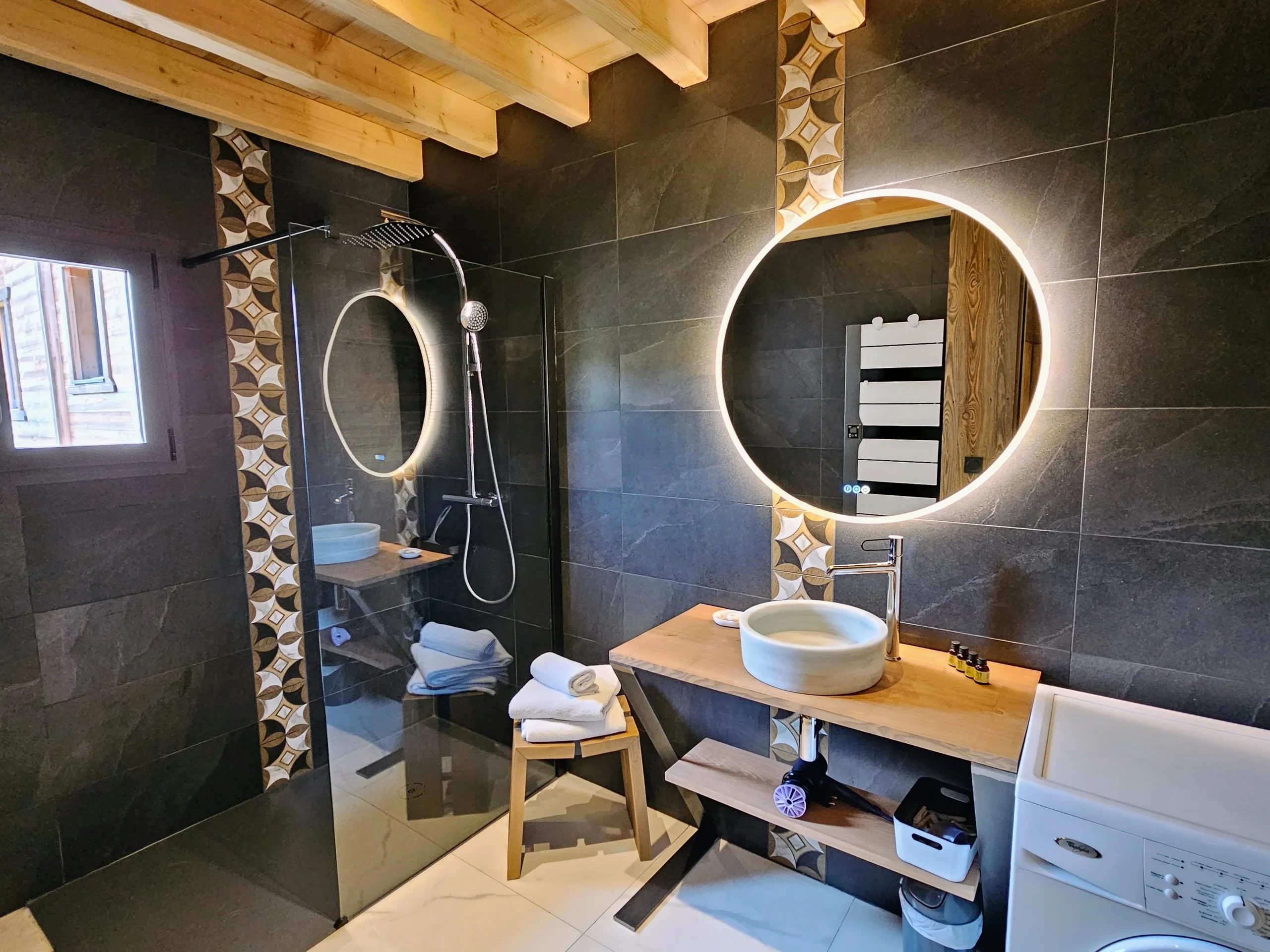 Salle de bain moderne avec douche italienne