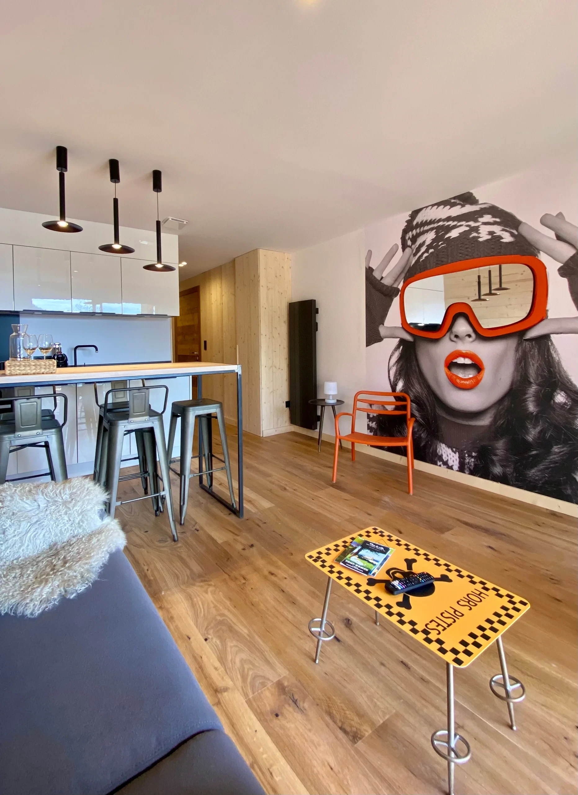 Salon moderne avec fresque murale femme lunettes ski