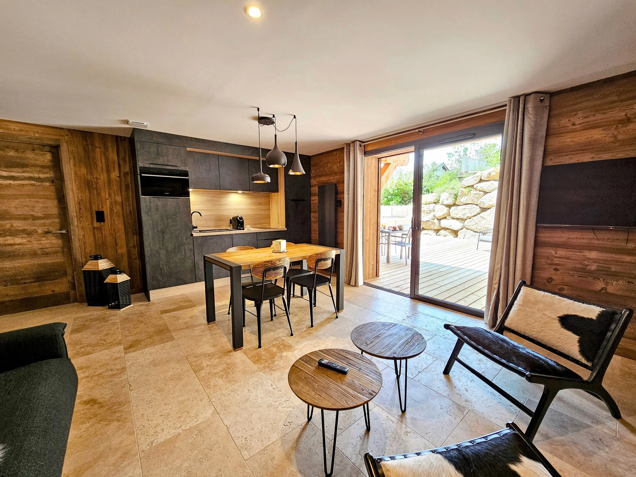 Cuisine moderne en bois avec terrasse extérieure