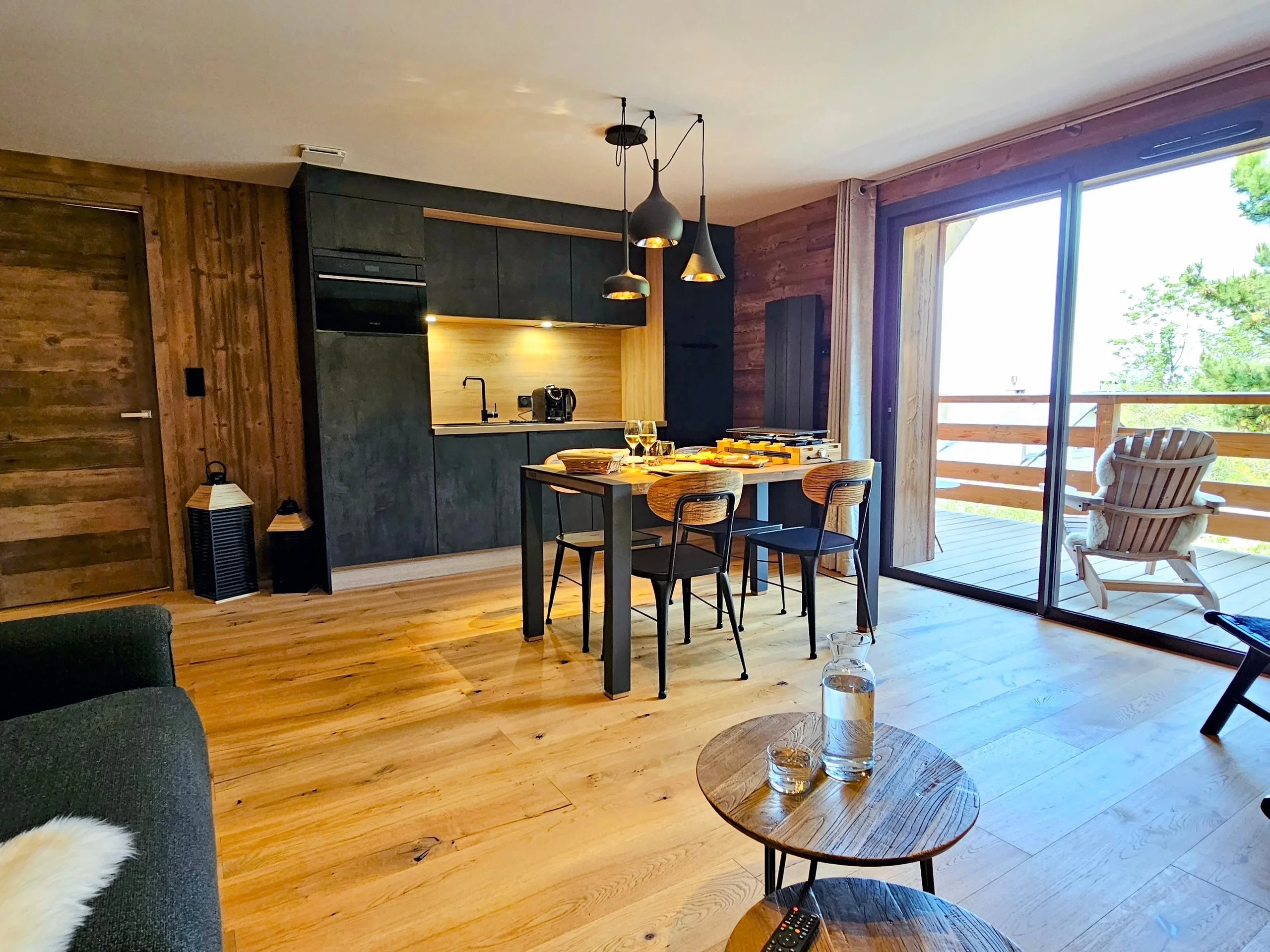 Cuisine moderne en bois avec balcon lumineux