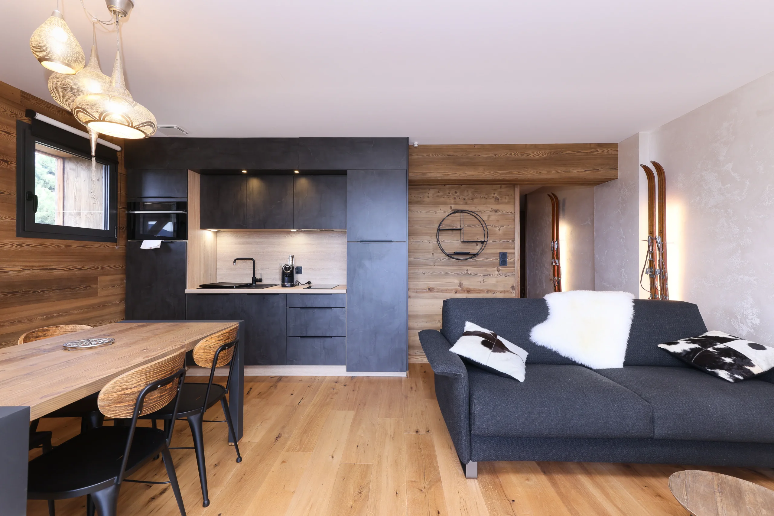 Salon avec cuisine moderne style chalet en bois