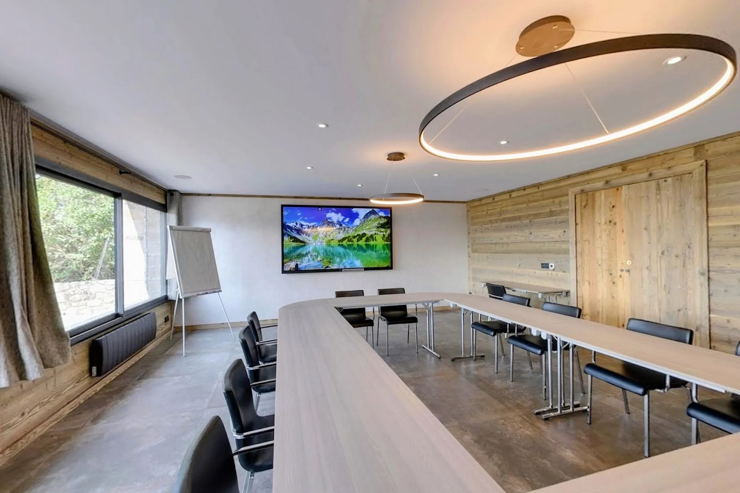 Salle de réunion moderne en bois et lumière circulaire