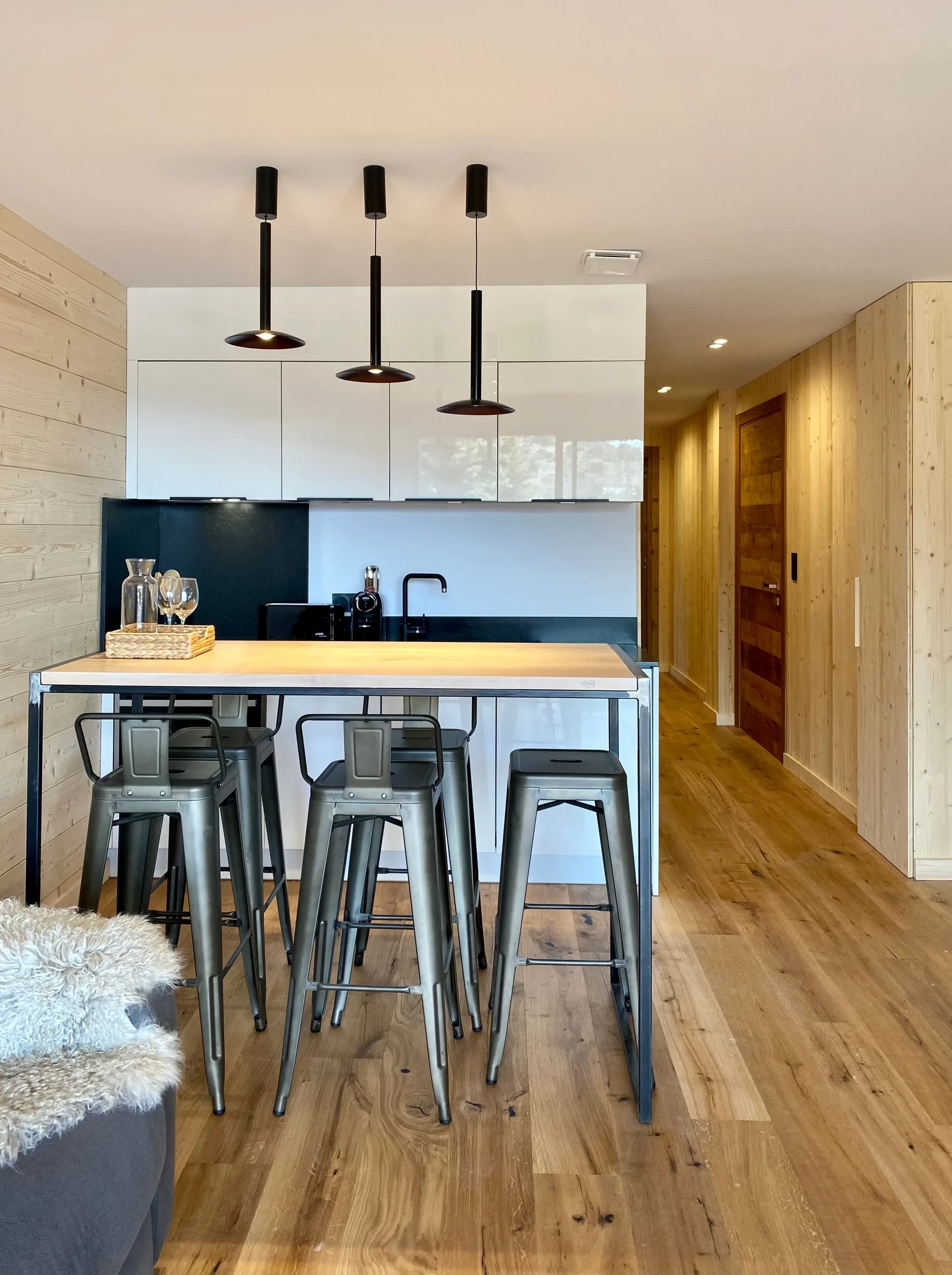 Cuisine moderne en bois avec îlot central
