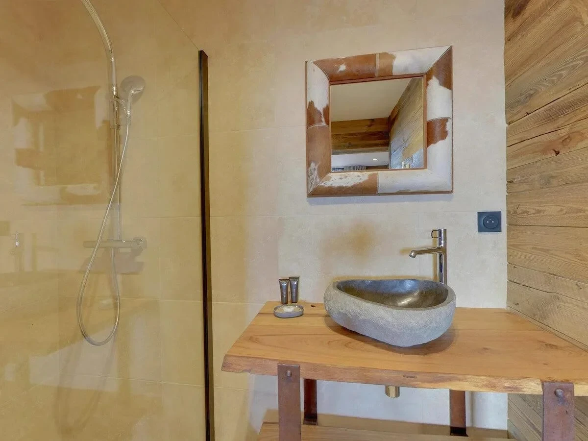 Salle de bain moderne avec douche et vasque pierre