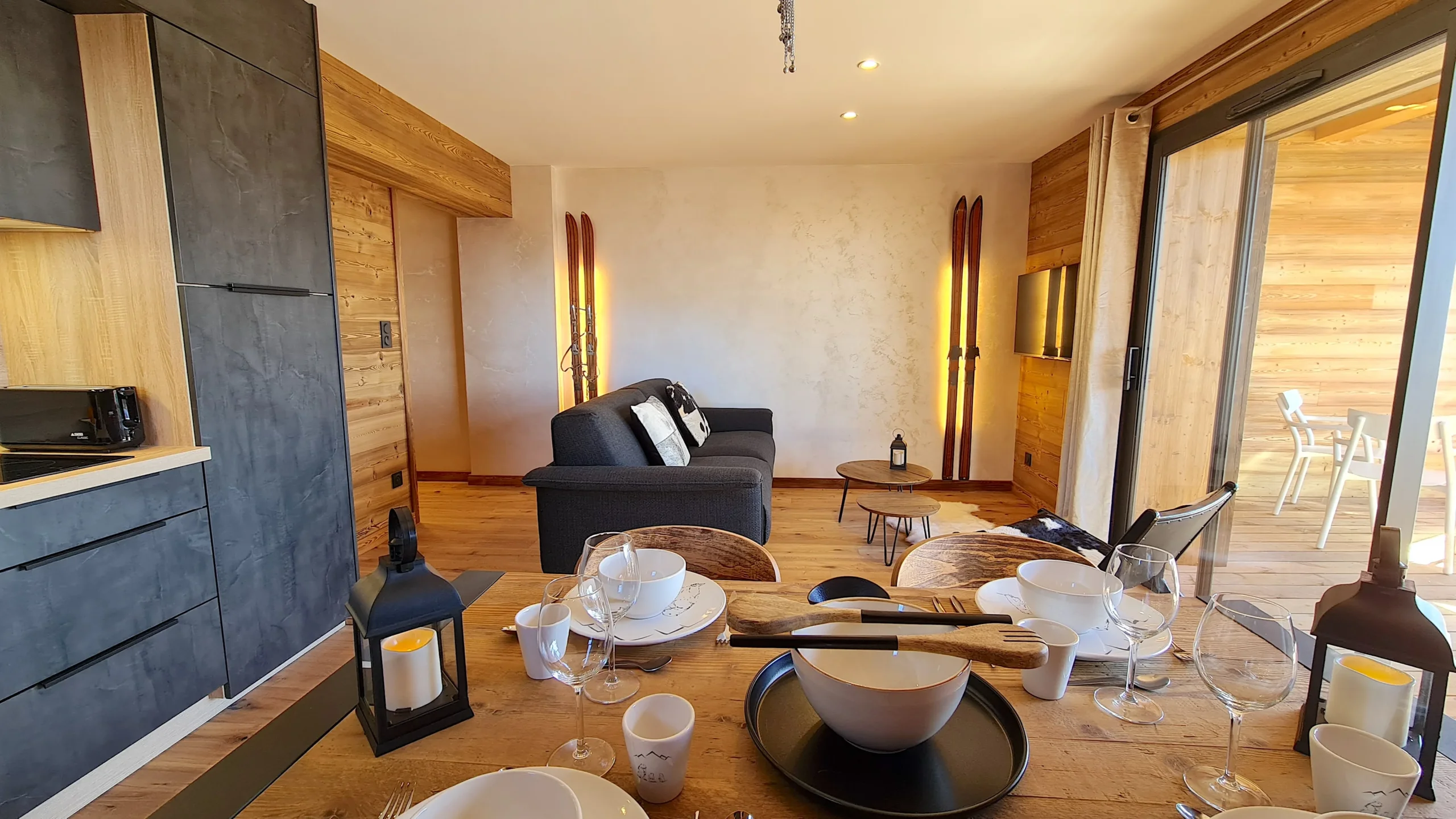 Salon chaleureux style chalet avec table dressée