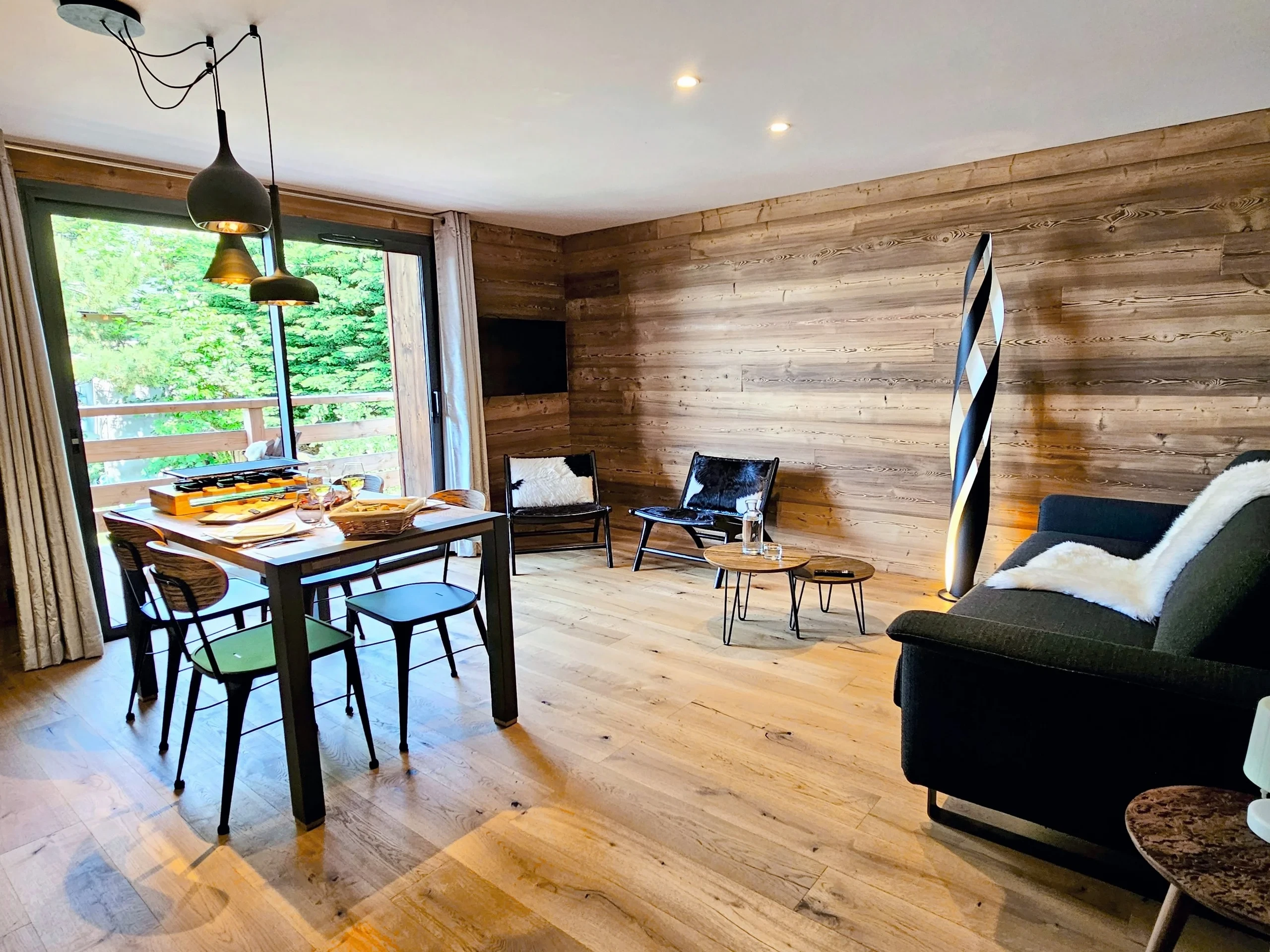 Salon chalet moderne en bois avec baie vitrée