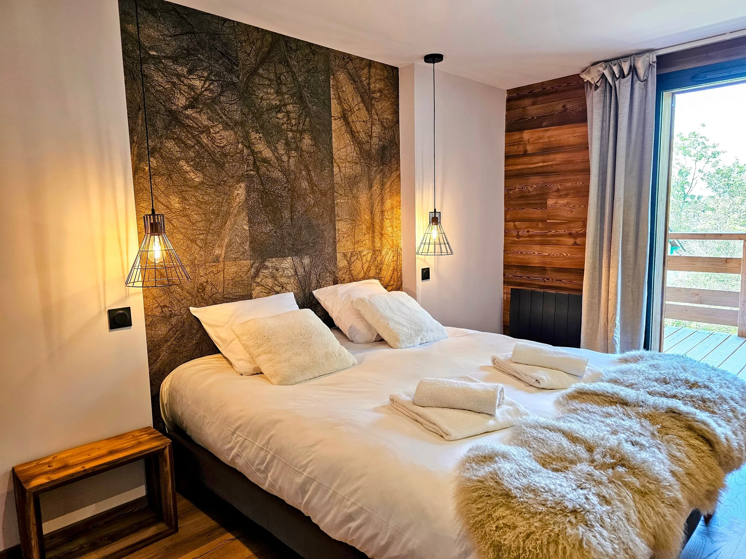 Chambre moderne avec lit double et balcon en bois