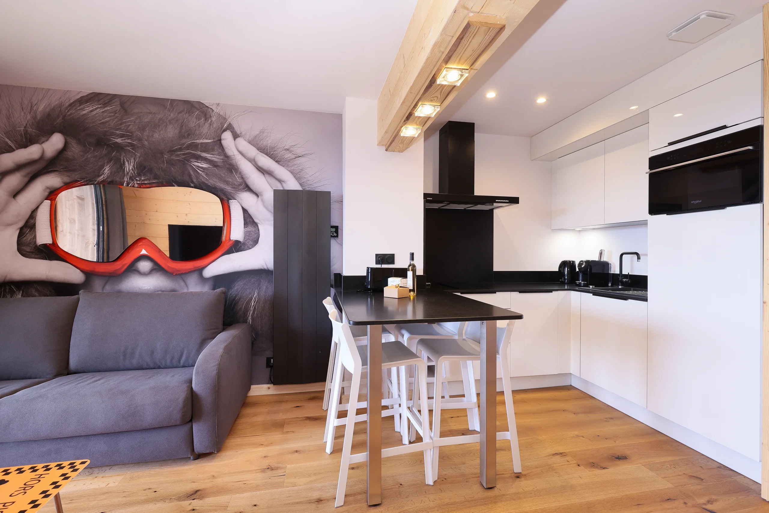 Cuisine moderne avec fresque murale et canapé gris