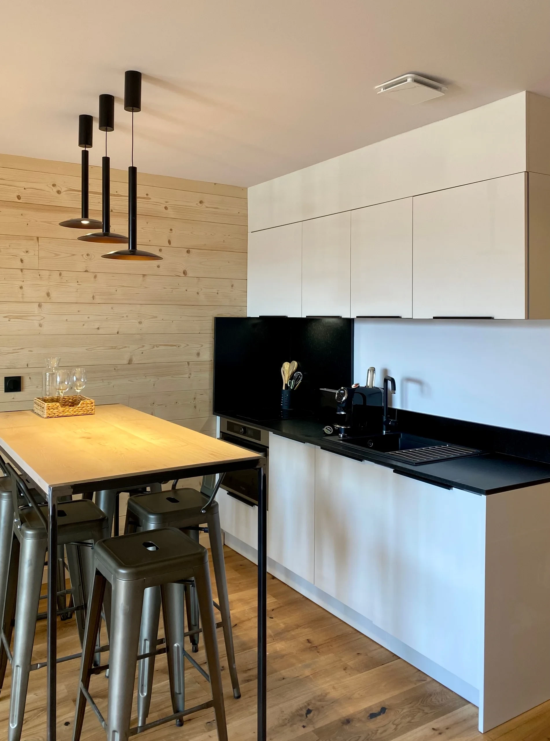 Cuisine moderne avec îlot et suspensions noires