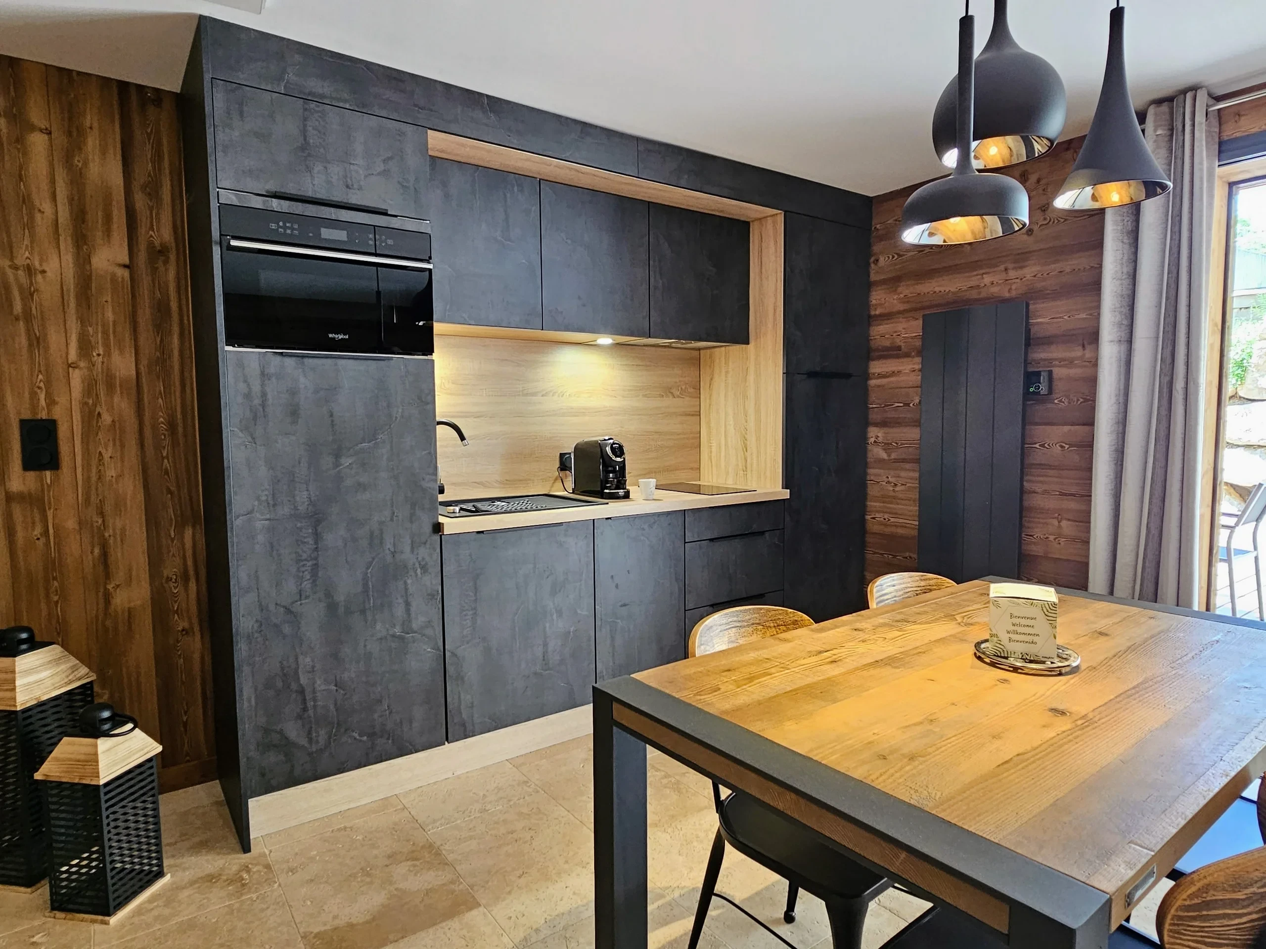 Cuisine moderne bois et noir avec table