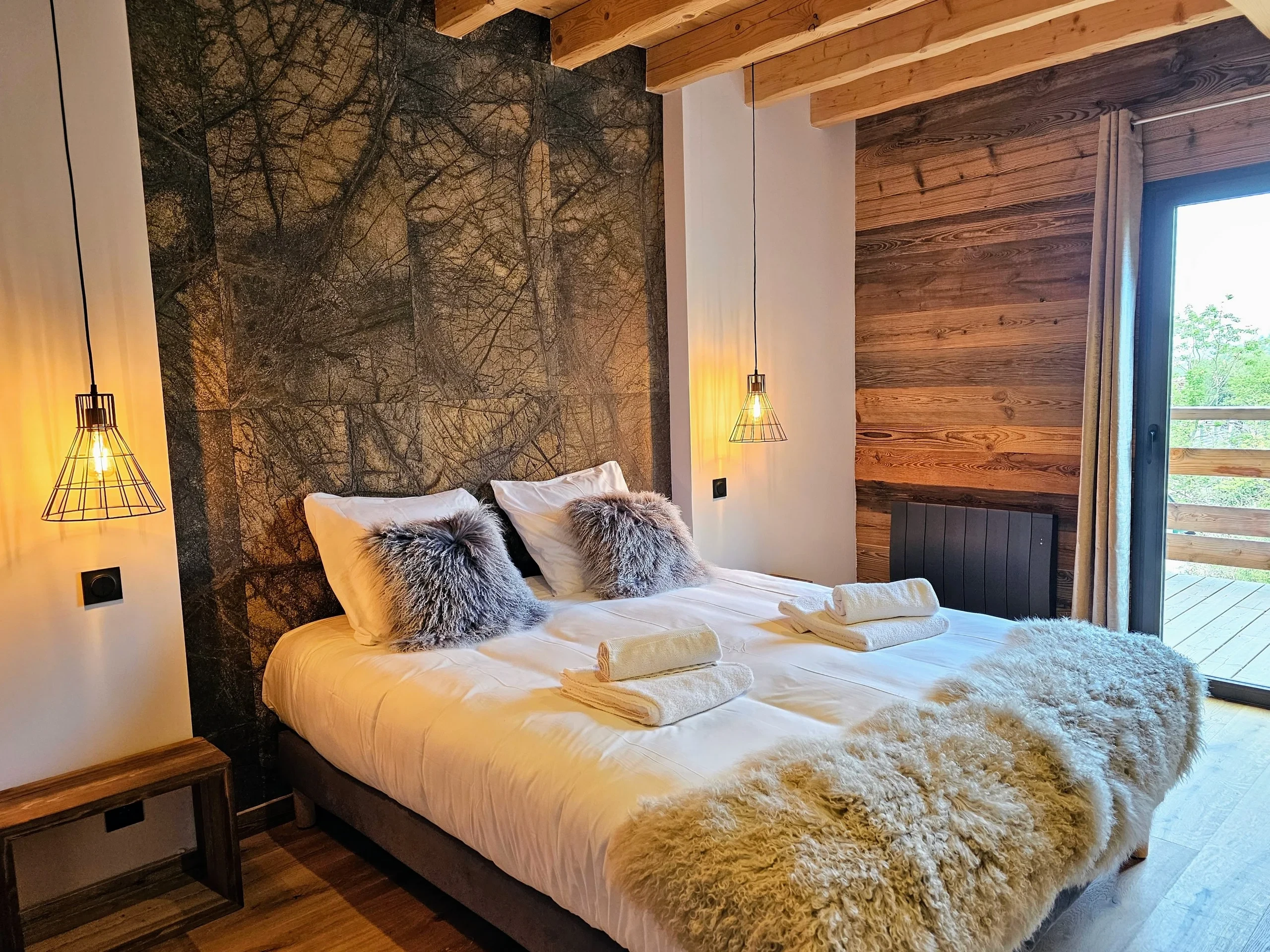 Chambre cosy en bois avec lit double