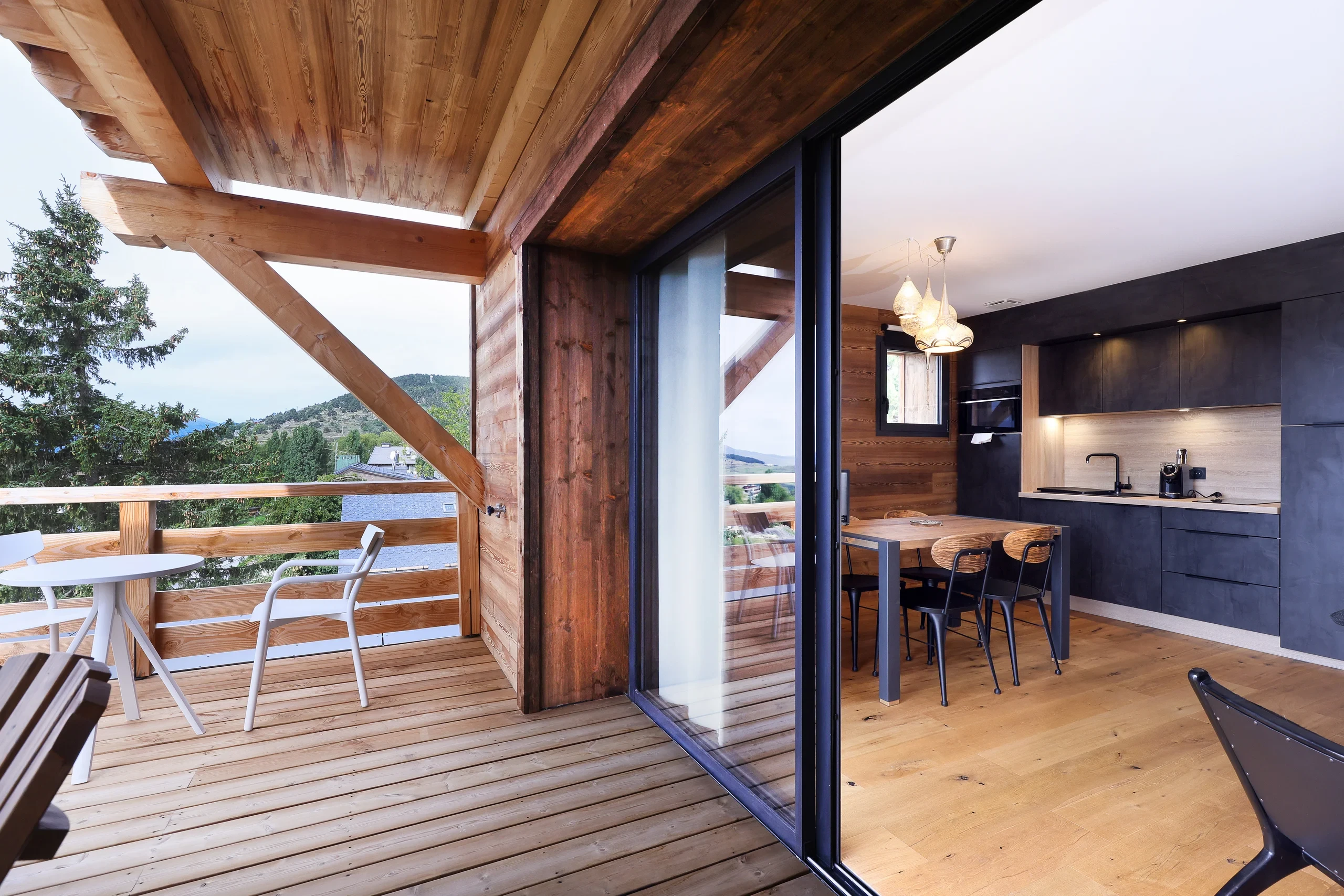 Balcon en bois avec vue montagne et cuisine moderne