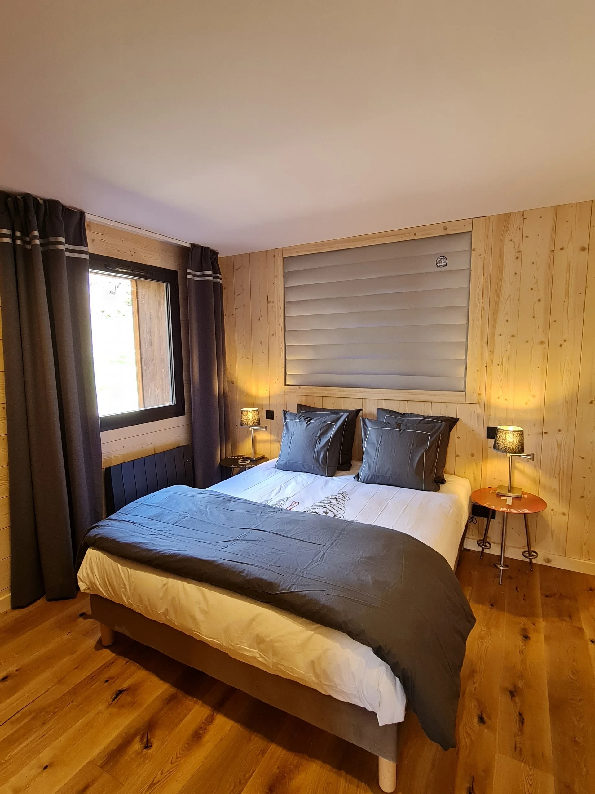 Chambre en bois avec lit double cosy