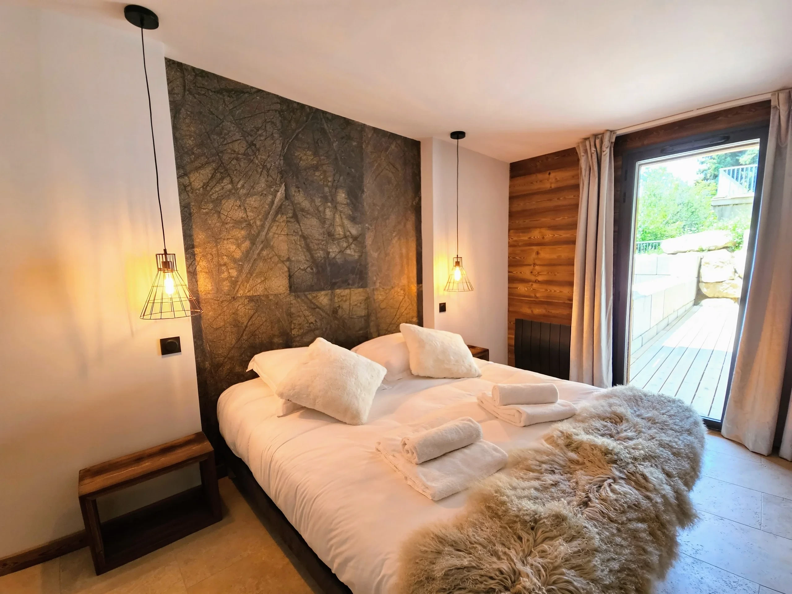 Chambre moderne avec lit double et terrasse