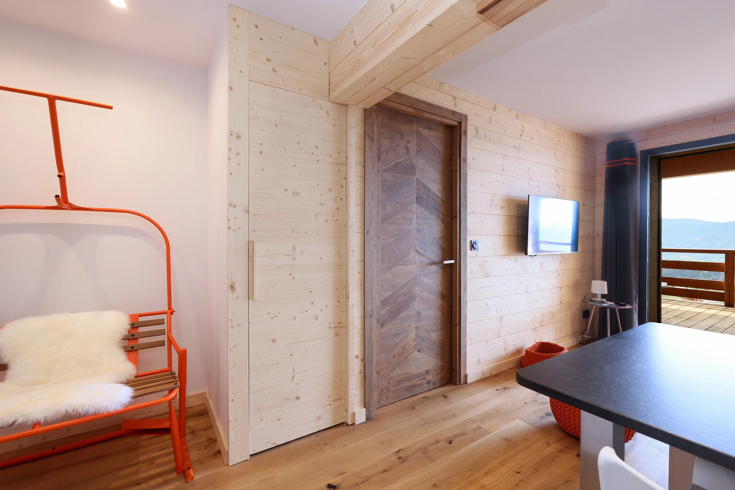 Chambre chalet moderne avec balcon vue montagne