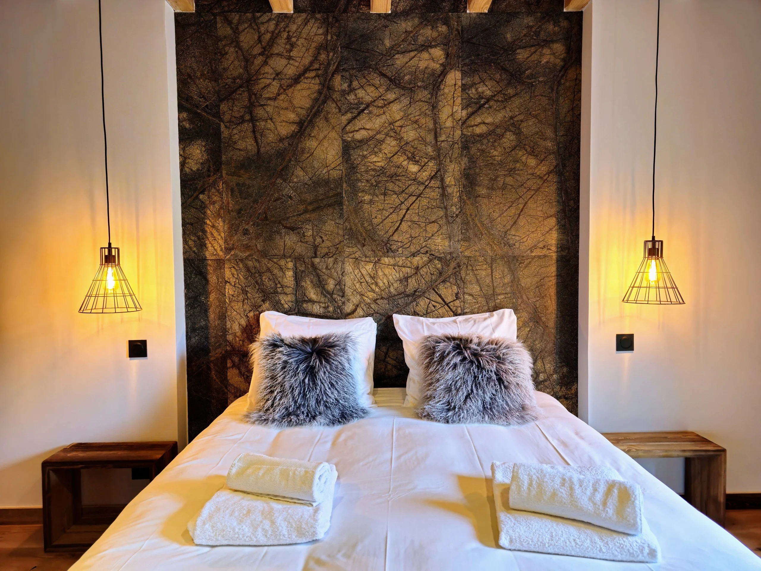 Chambre moderne avec lit double et suspensions