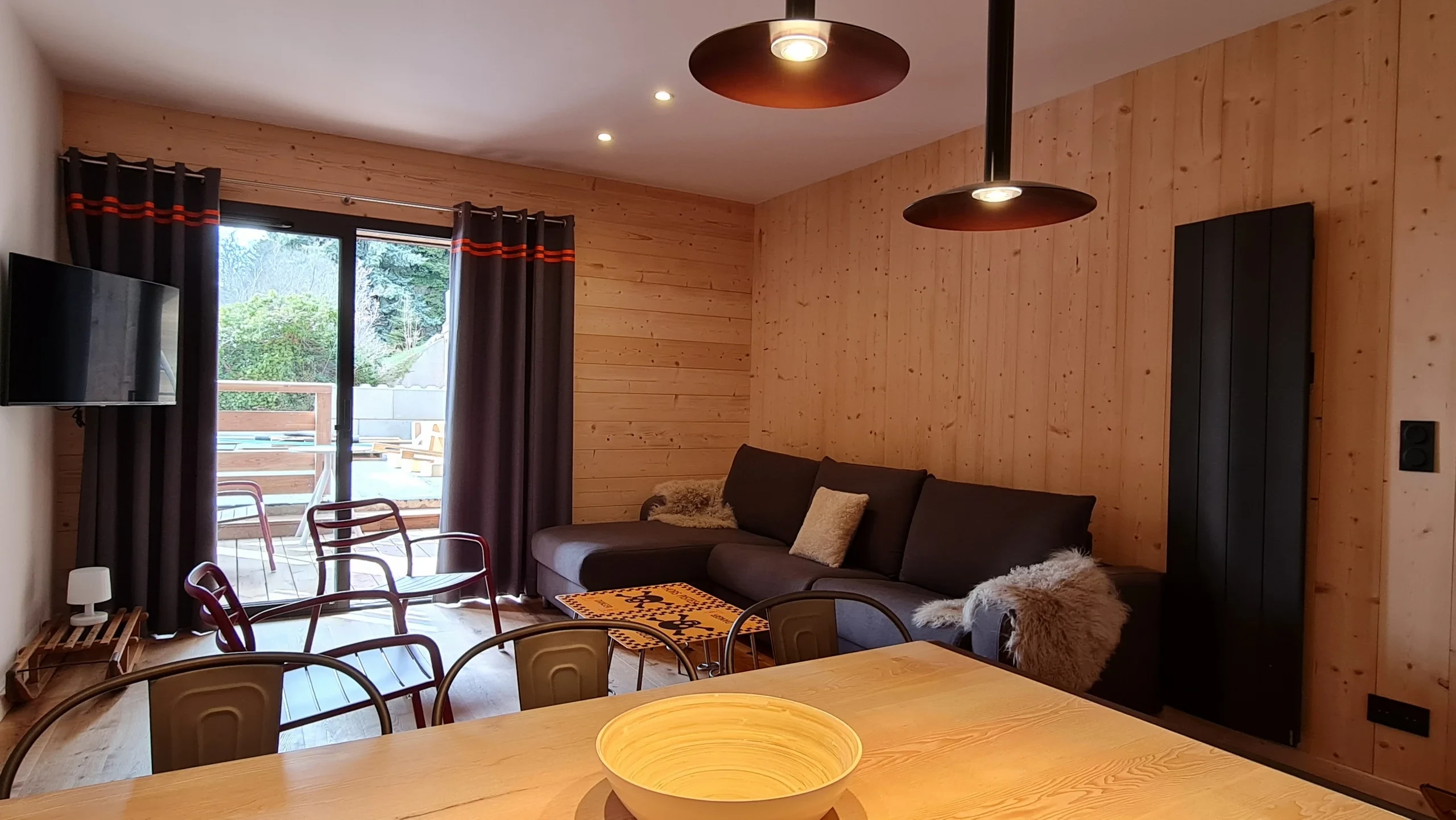 Salon chaleureux en bois avec terrasse extérieure