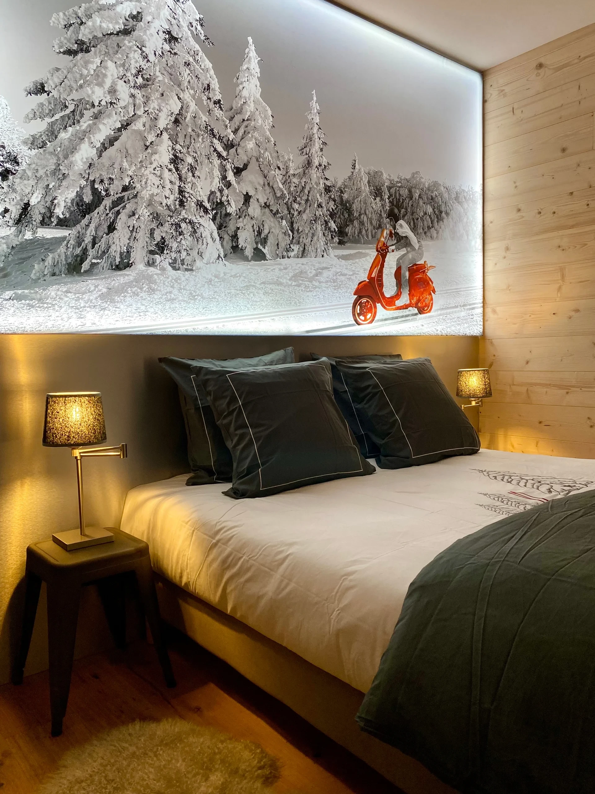 Chambre cosy avec fresque forêt enneigée et scooter