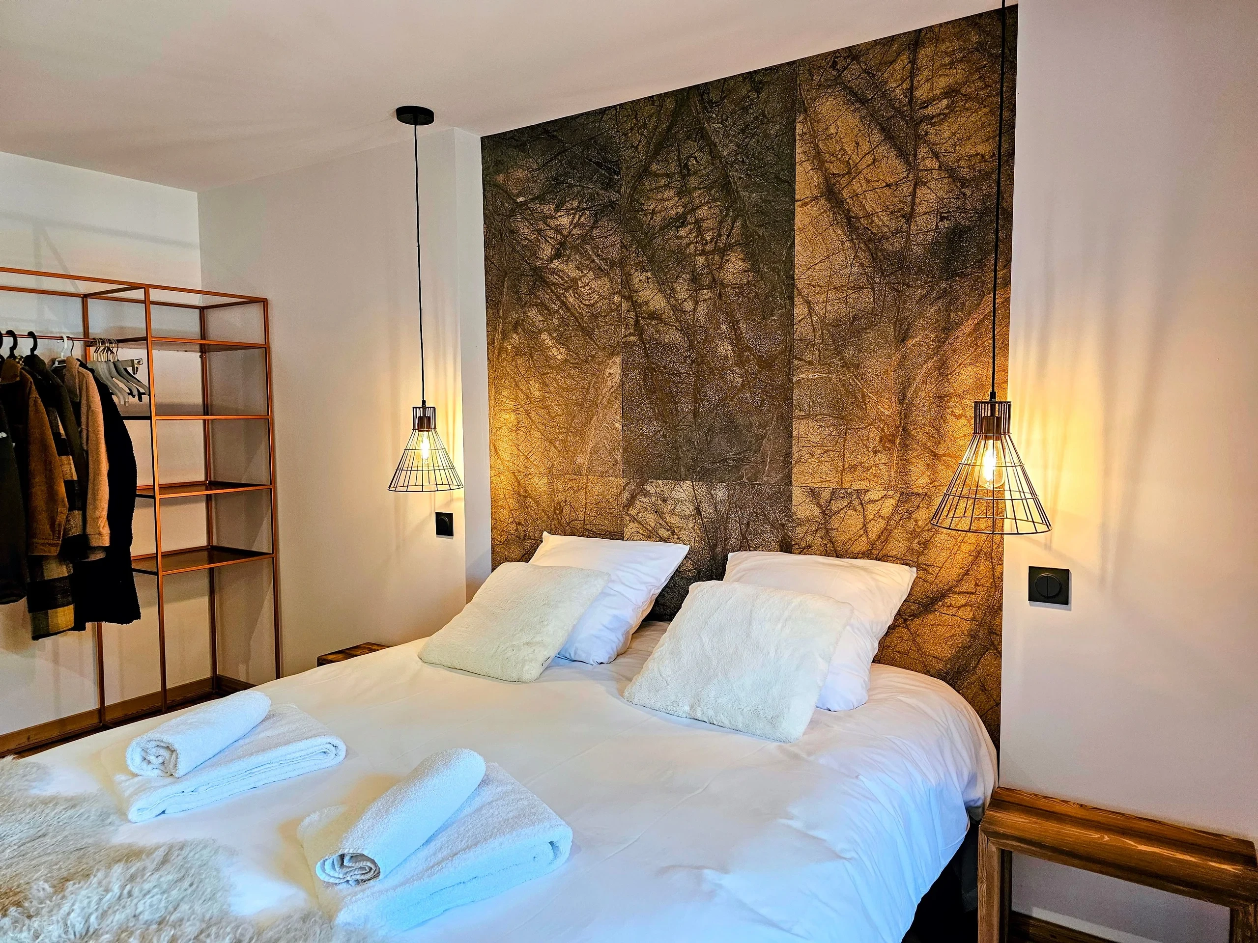 Chambre moderne avec lit double et suspensions design