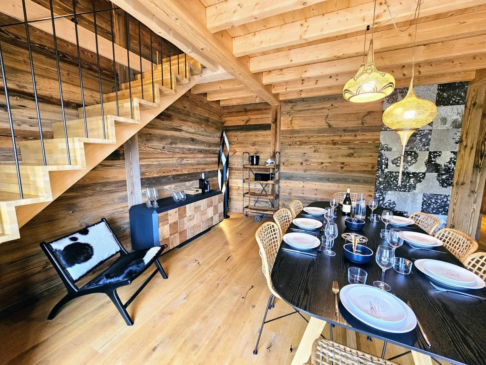Salle à manger chalet bois avec escalier moderne