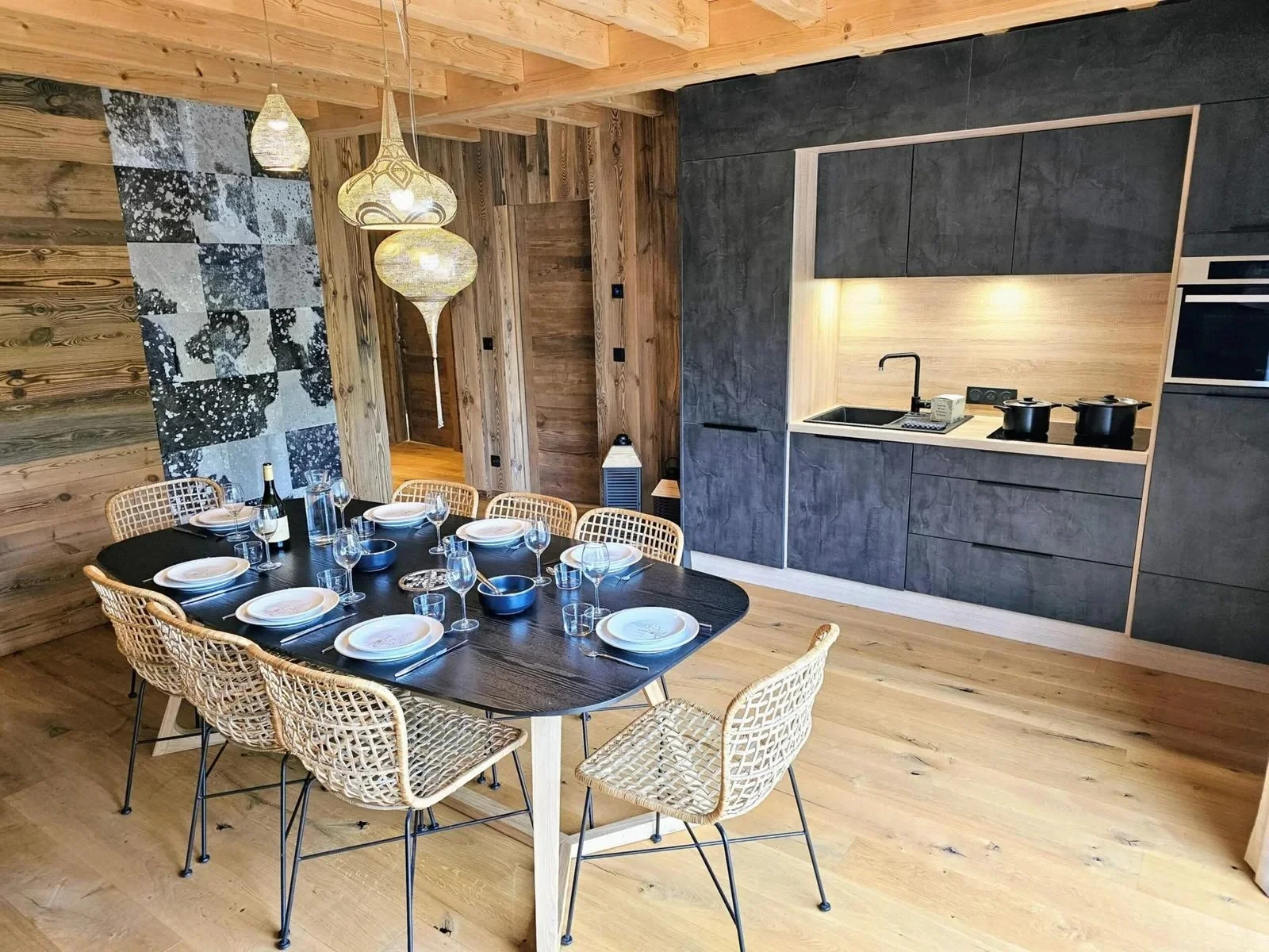 Cuisine moderne en bois avec table dressée