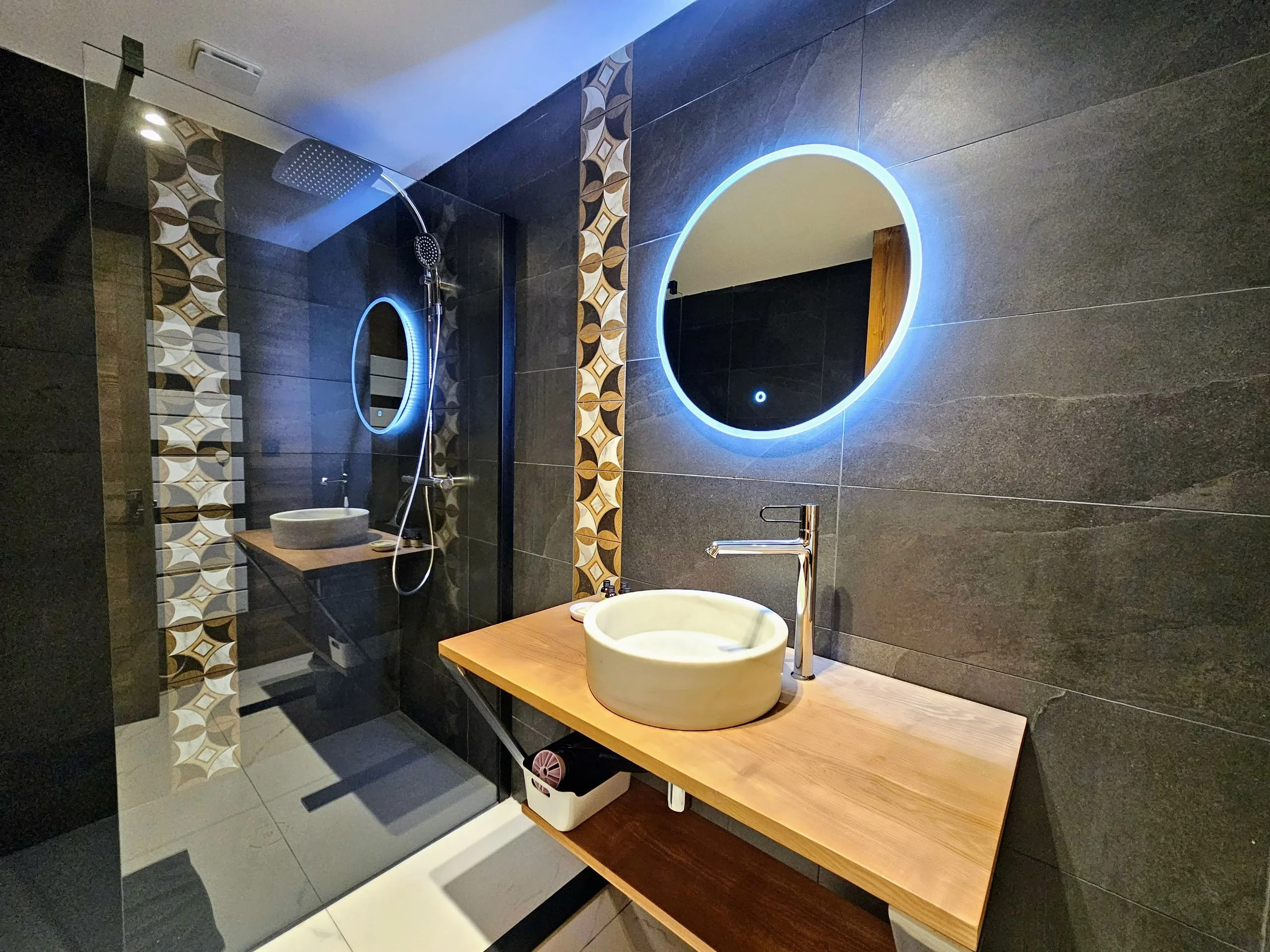 Salle de bain moderne avec miroir rond lumineux