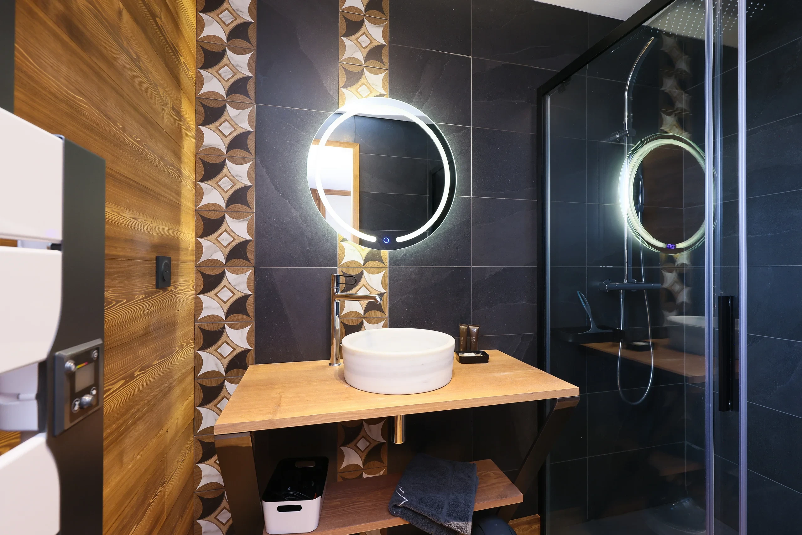 Salle de bain moderne avec miroir rond LED