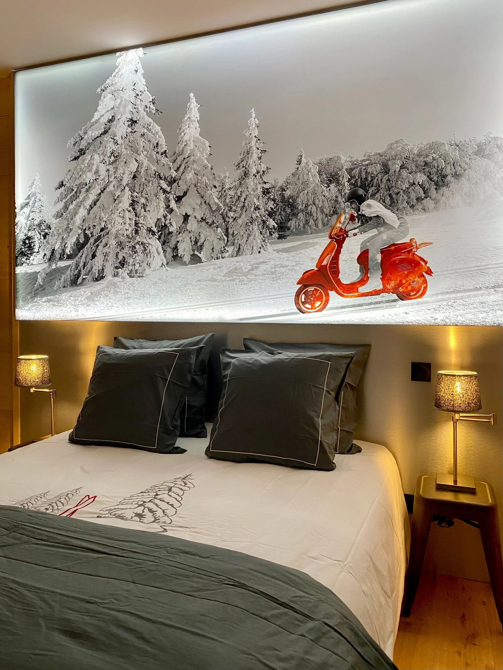 Chambre moderne avec fresque scooter neige