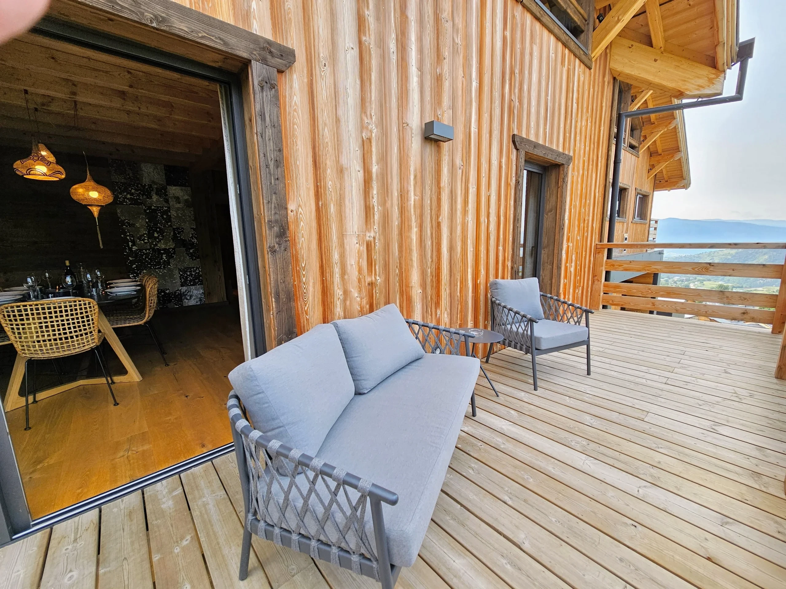 Terrasse en bois avec vue sur montagne