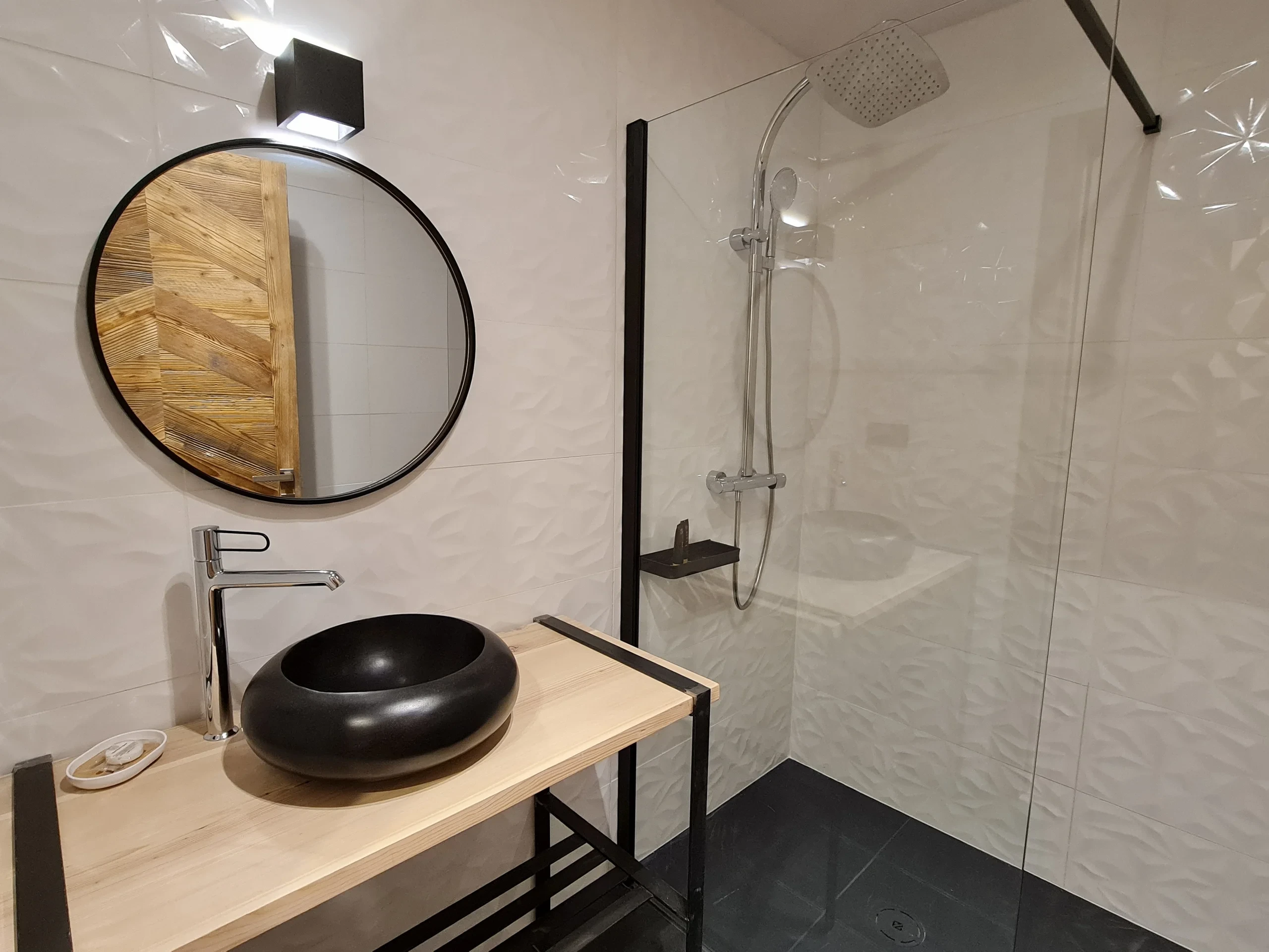 Salle de bain moderne avec douche vitrée et vasque noire