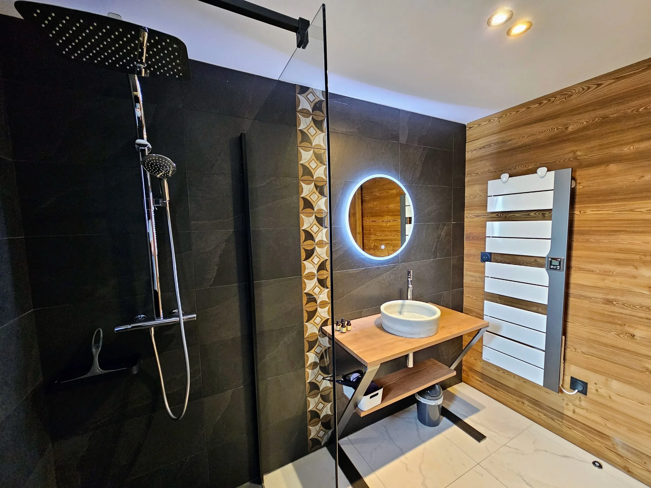 Salle de bain moderne avec douche et miroir lumineux