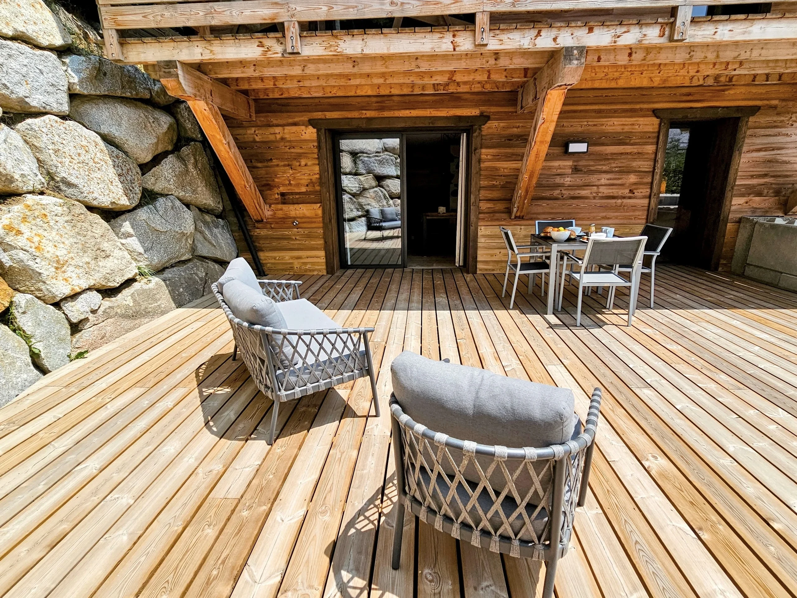 Terrasse en bois avec salon extérieur moderne