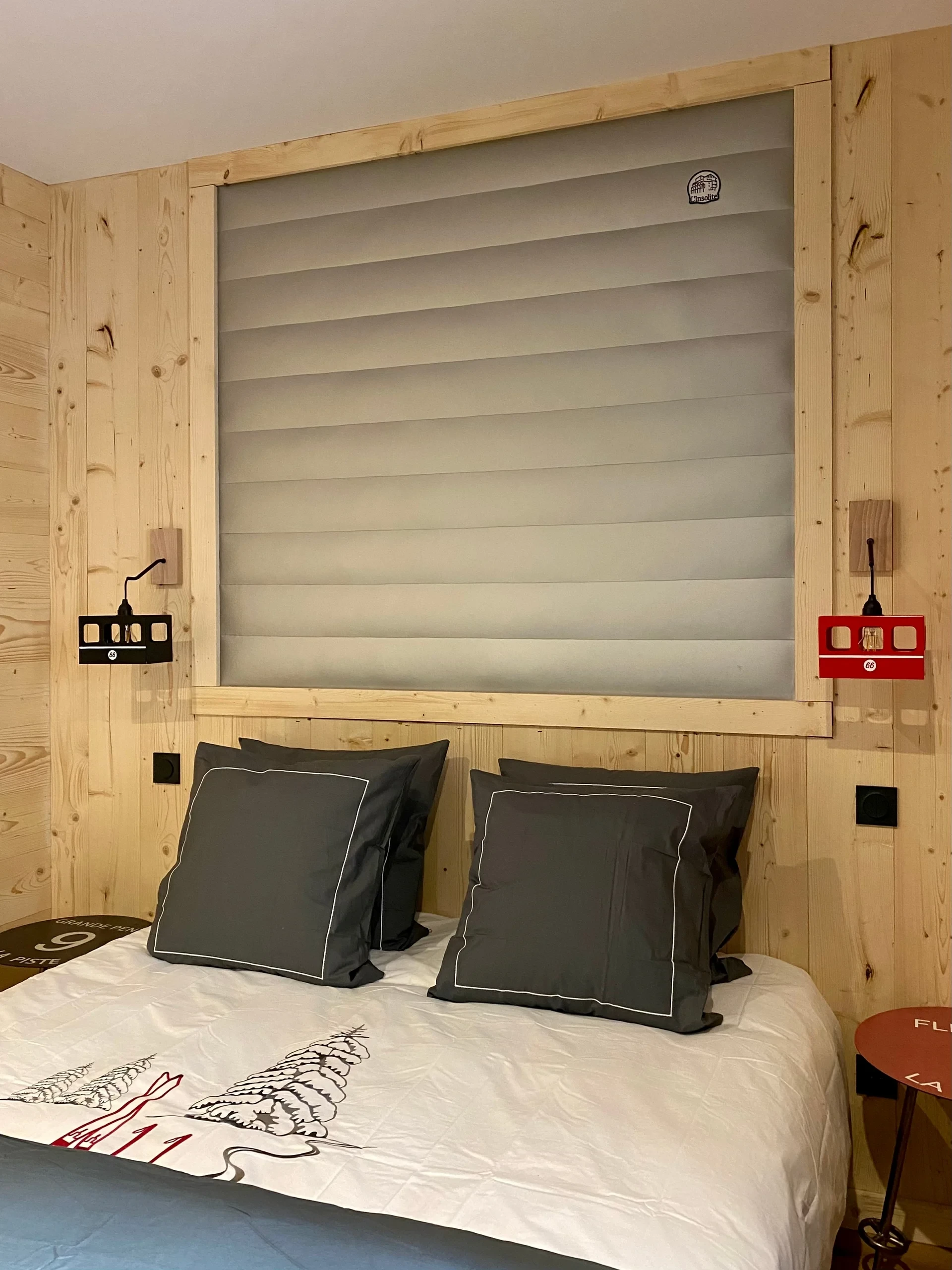 Chambre en bois avec lit double et stores