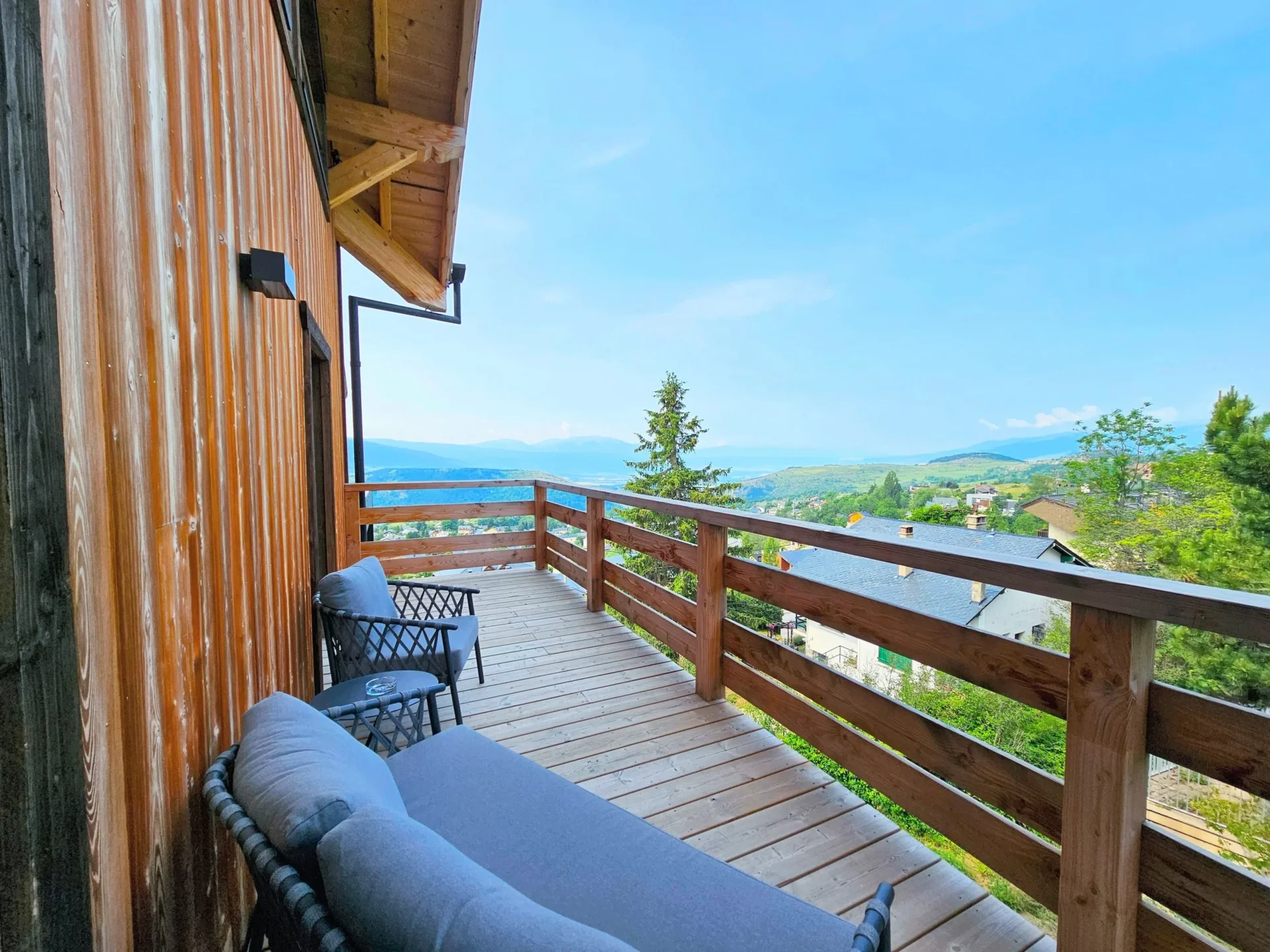 Balcon en bois avec vue sur montagnes