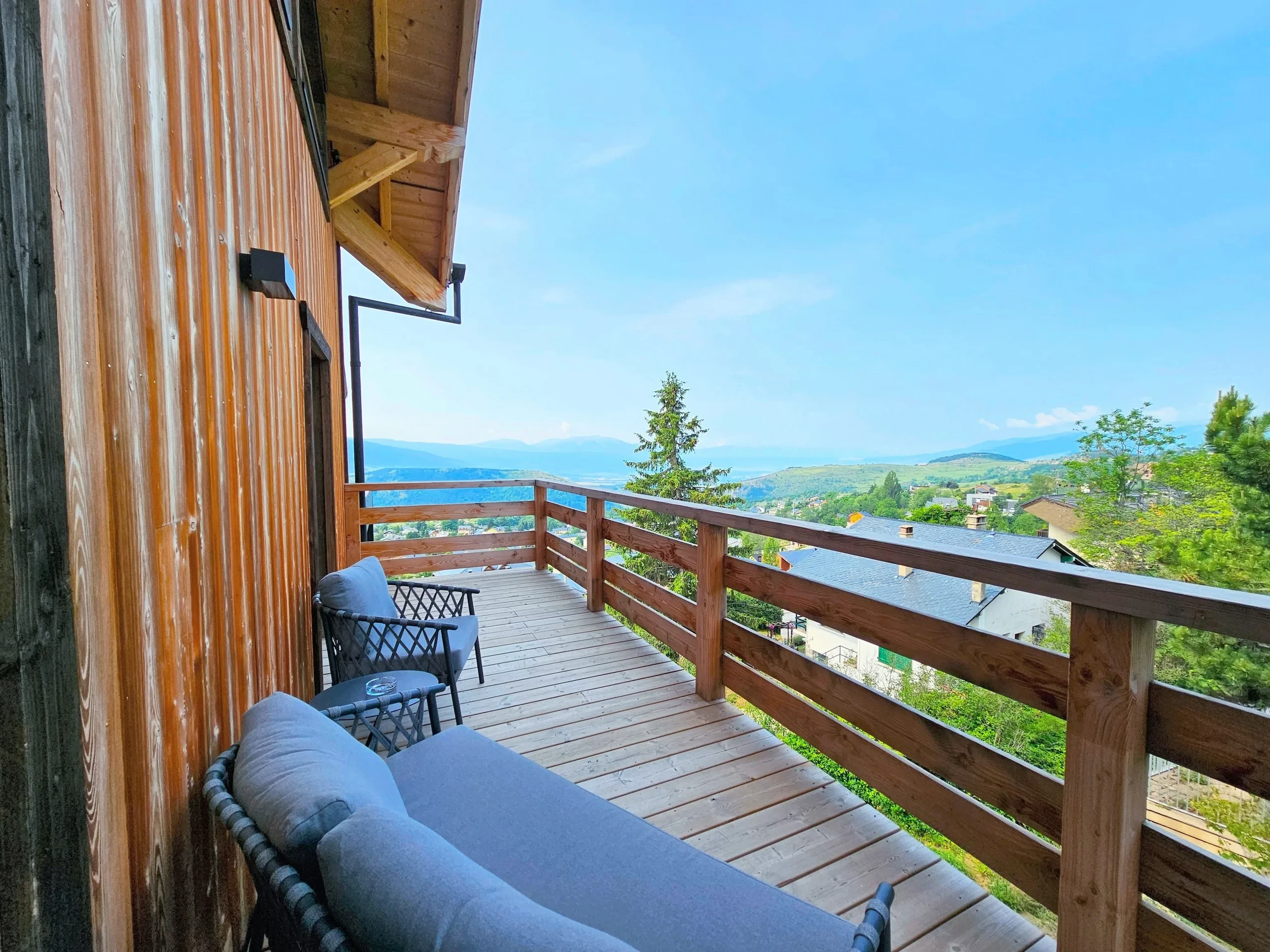 Balcon en bois avec vue sur montagnes