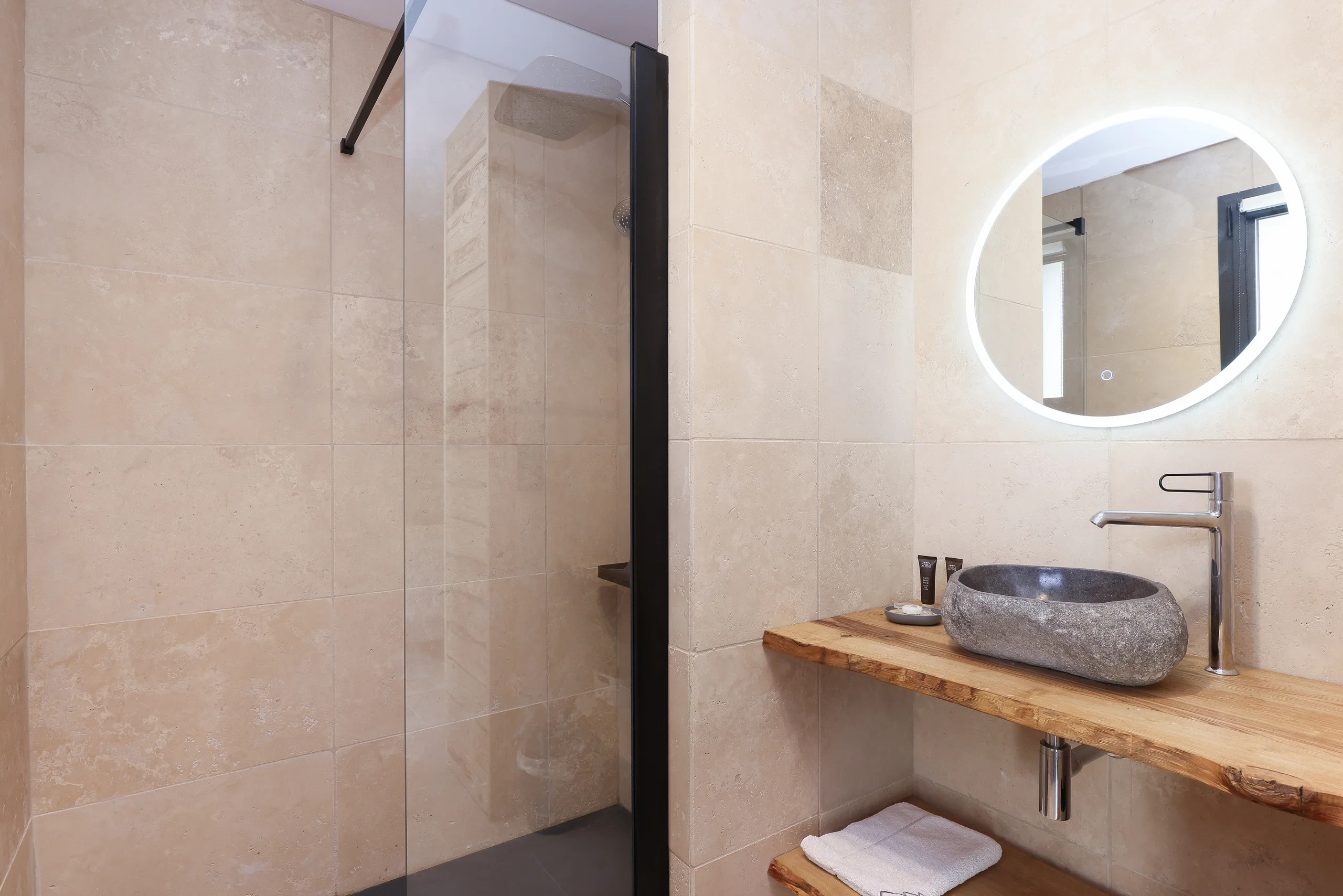 Salle de bain moderne avec douche italienne