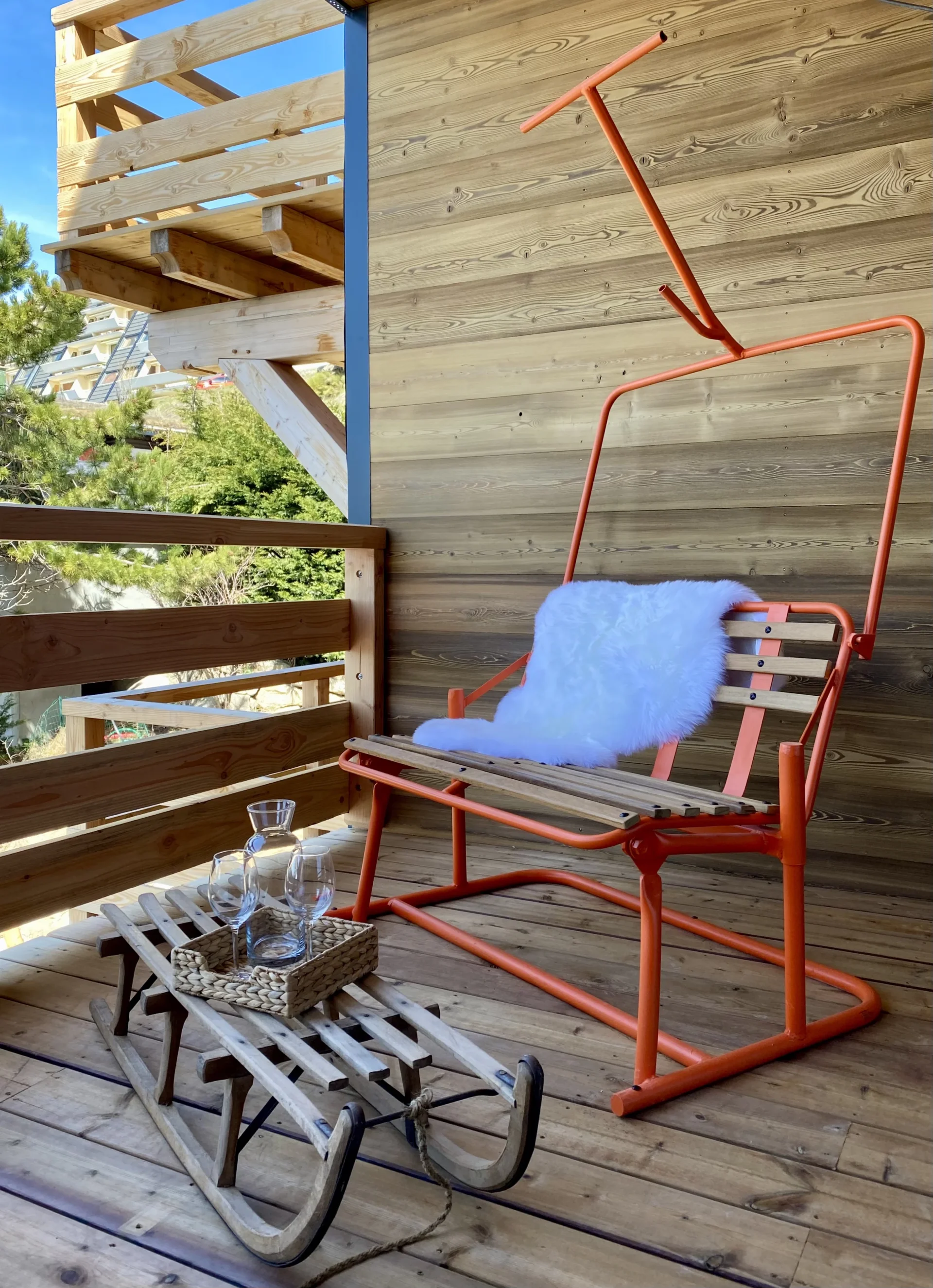 Fauteuil orange sur terrasse en bois