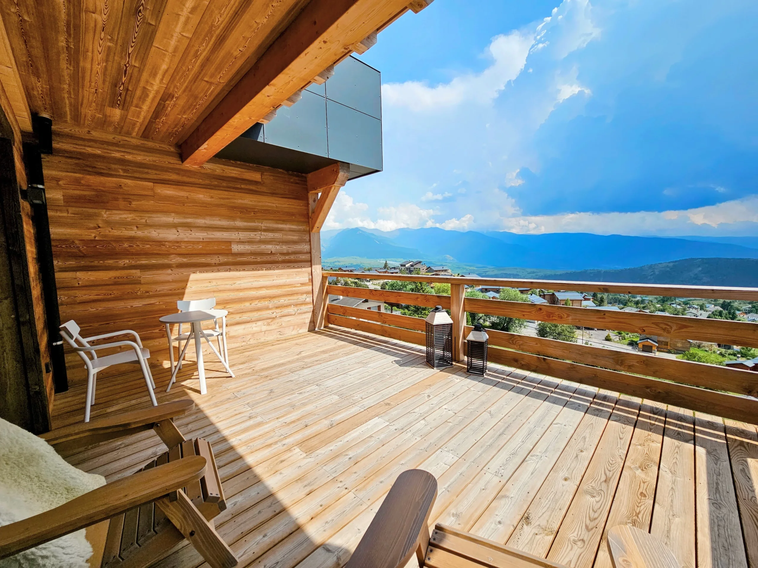 Balcon en bois avec vue sur montagnes