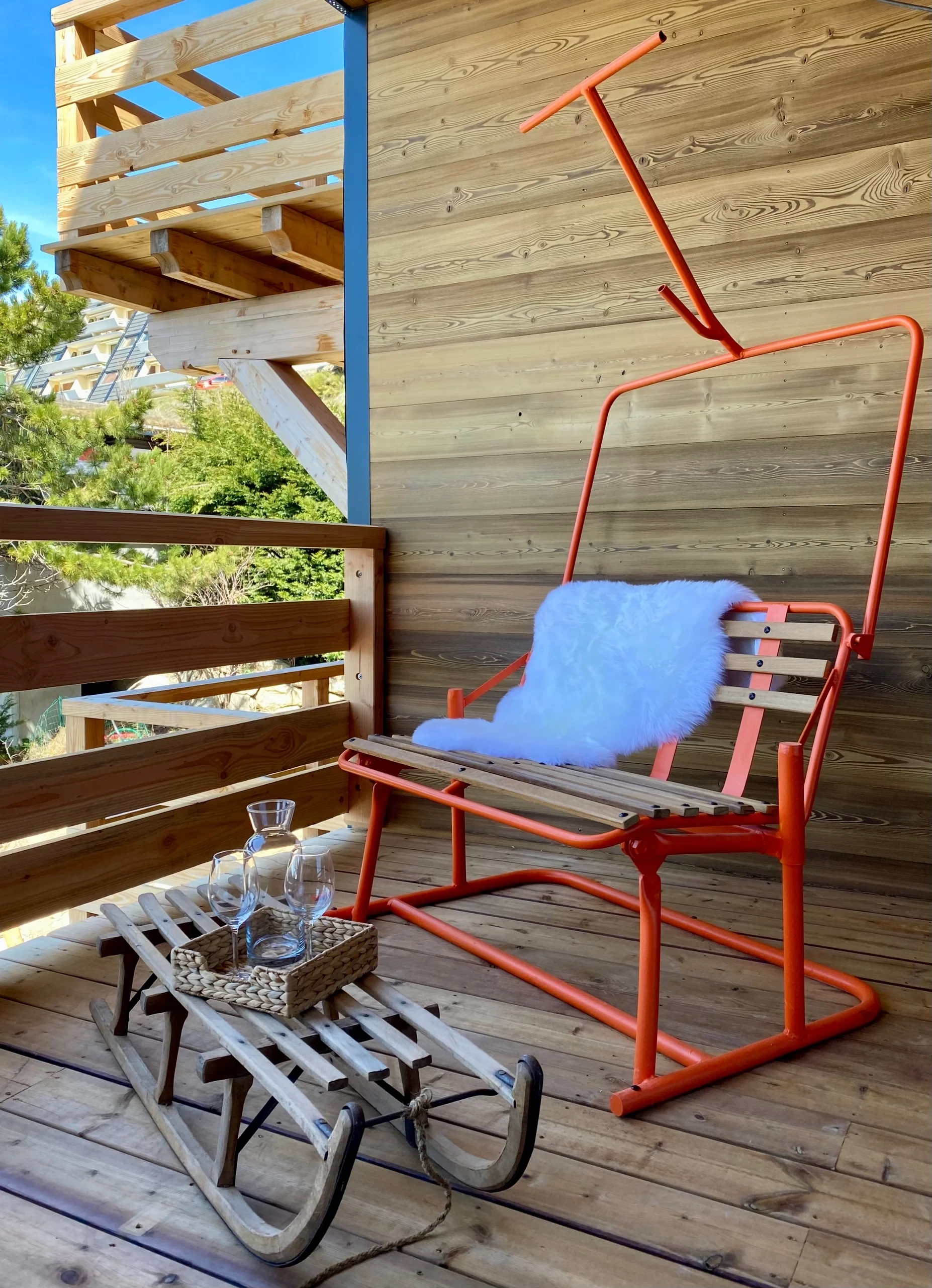 Chaise design orange sur balcon en bois