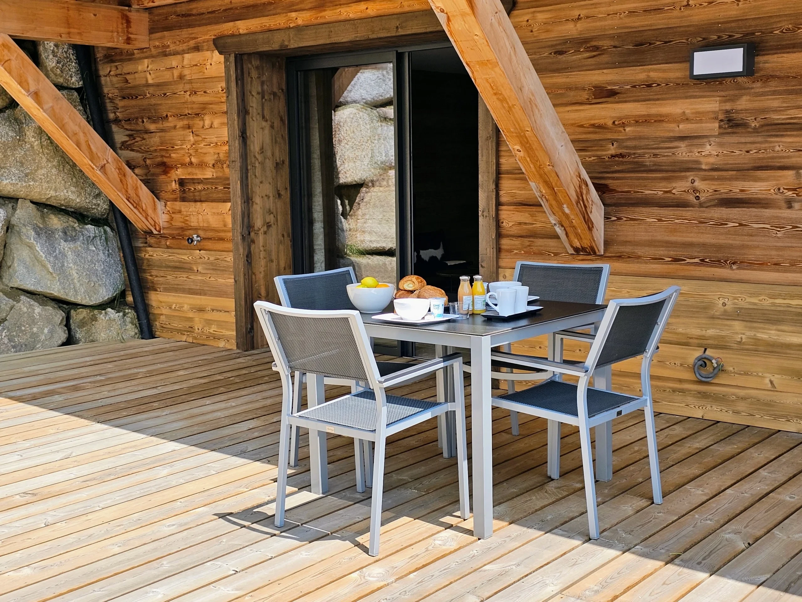 Terrasse en bois avec table de petit-déjeuner