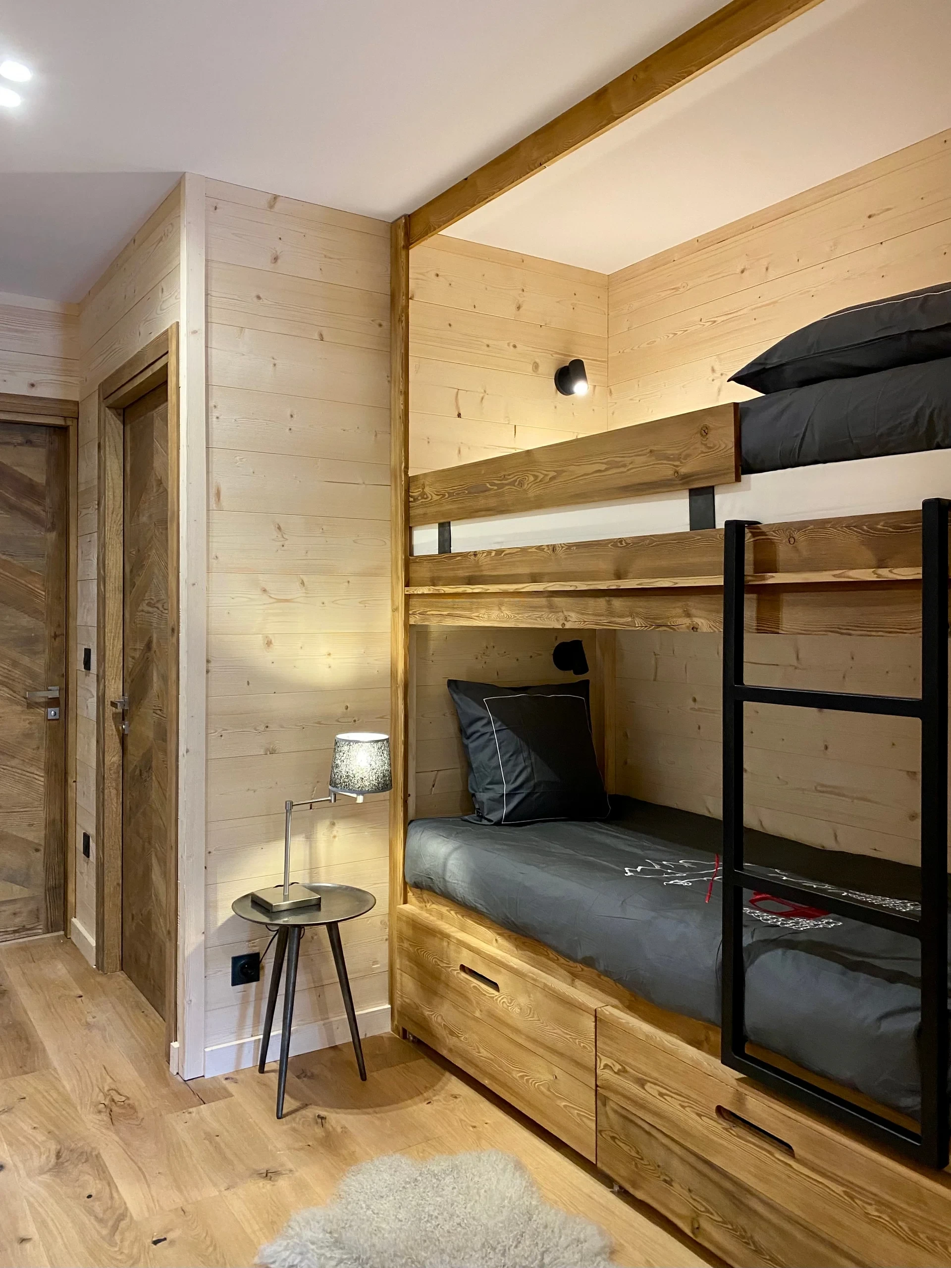 Chambre en bois avec lits superposés modernes