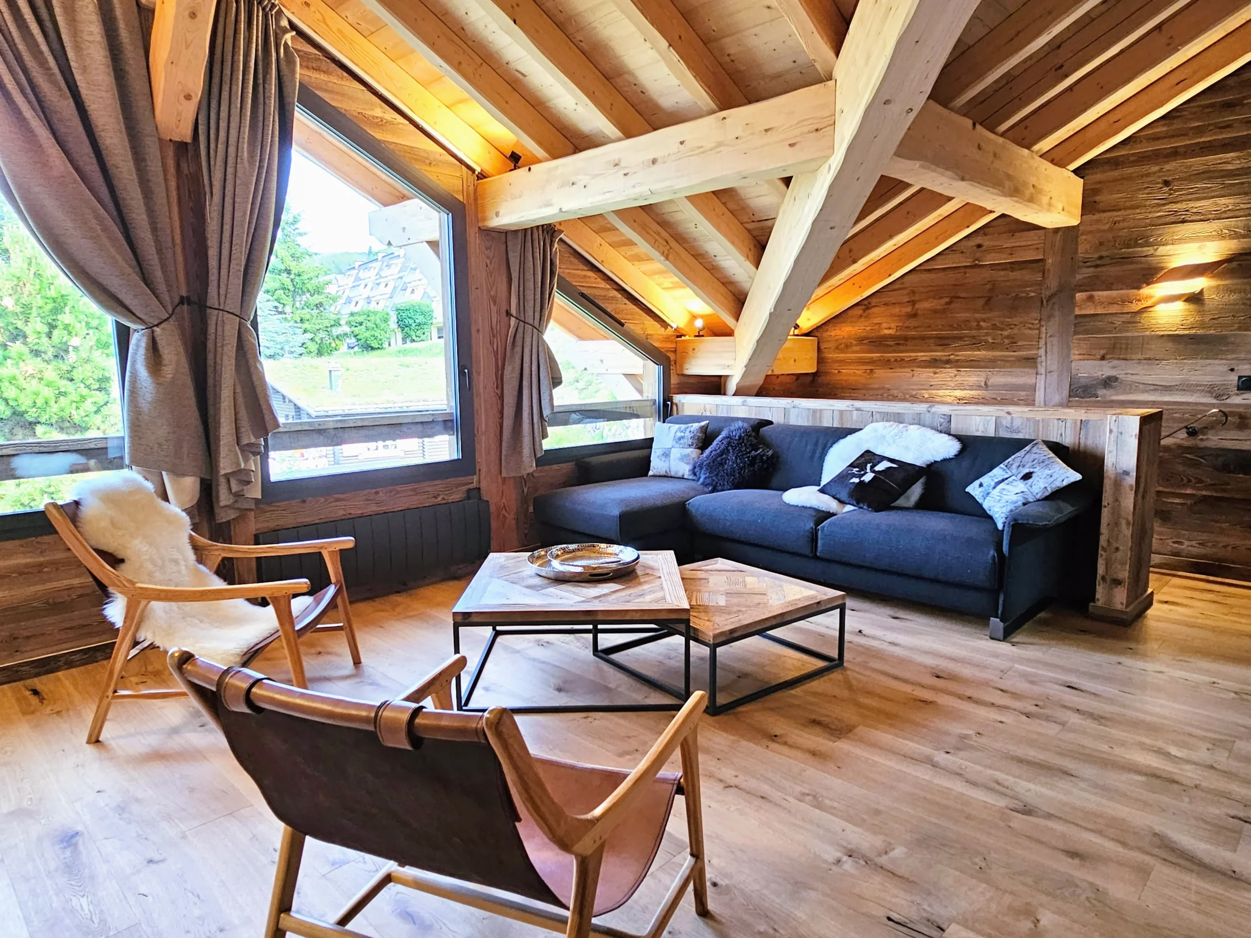 Salon de chalet en bois avec vue montagne