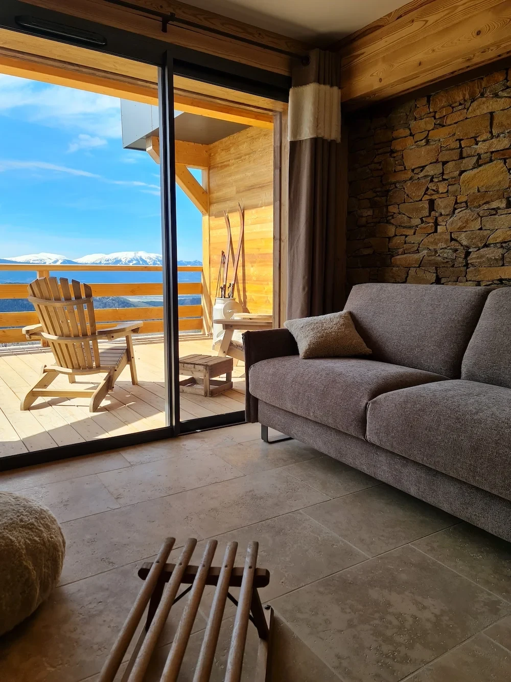 Salon cosy avec vue sur montagnes enneigées