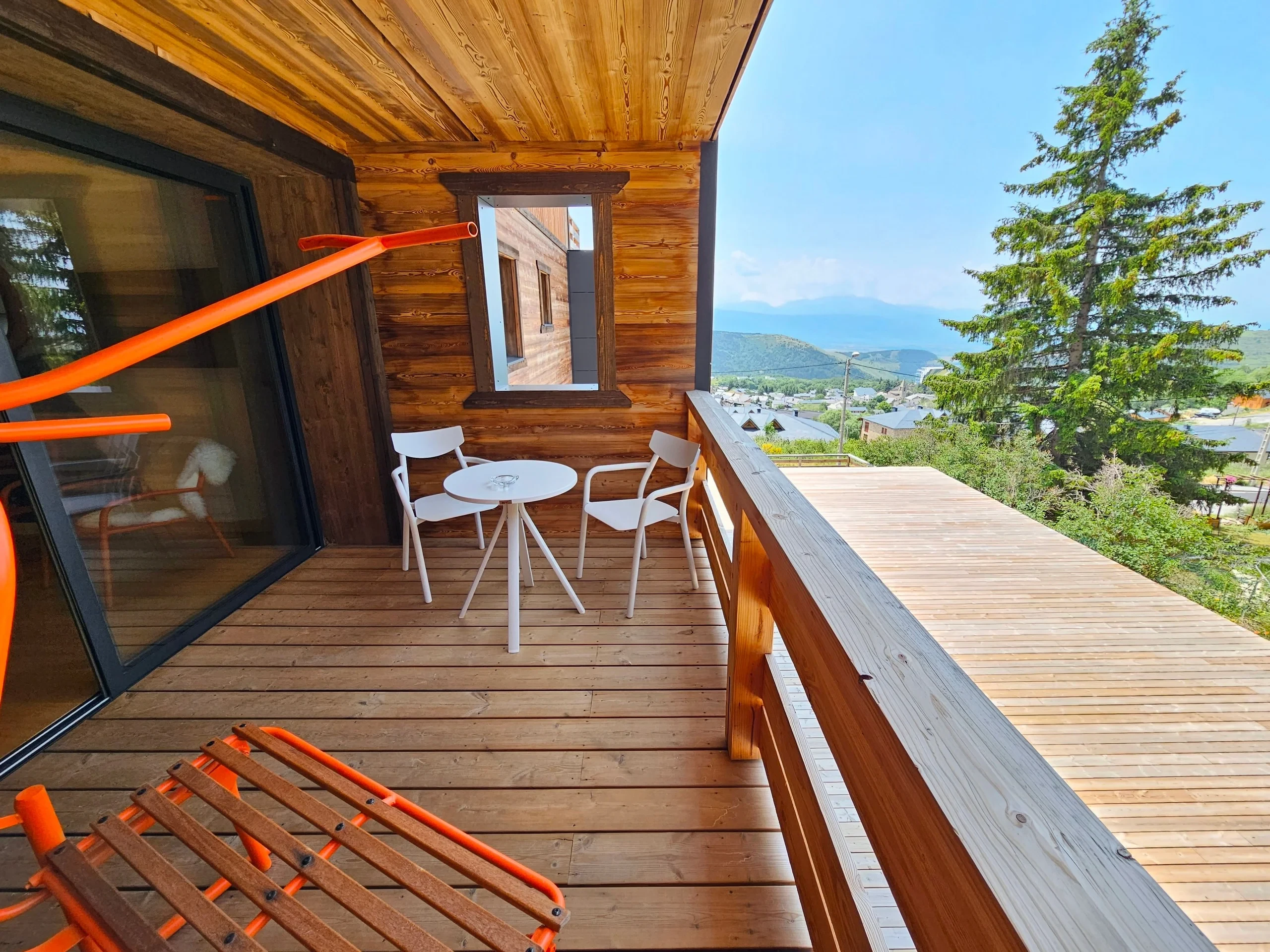 Balcon en bois avec vue sur montagnes