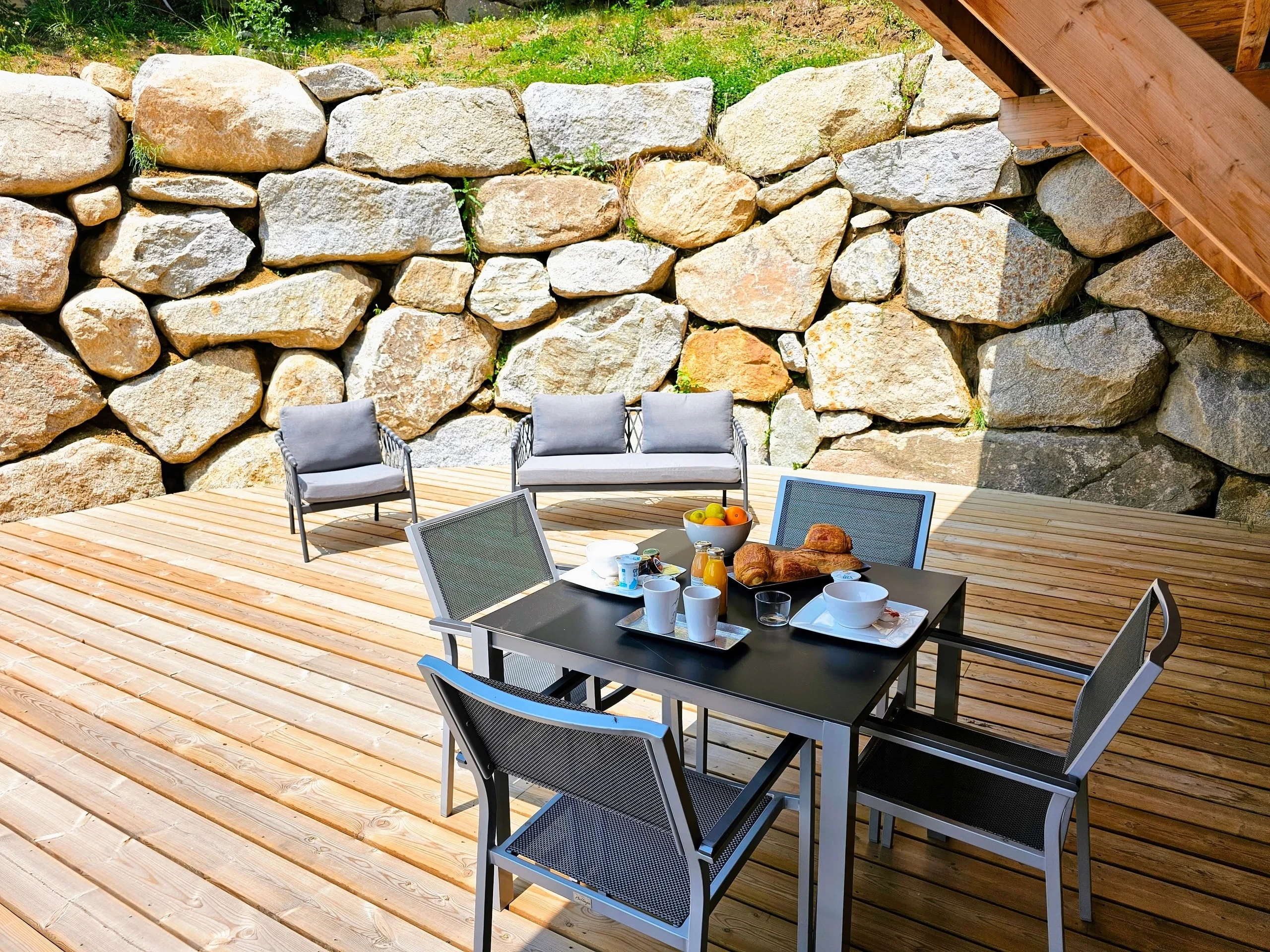 Terrasse en bois avec petit-déjeuner extérieur
