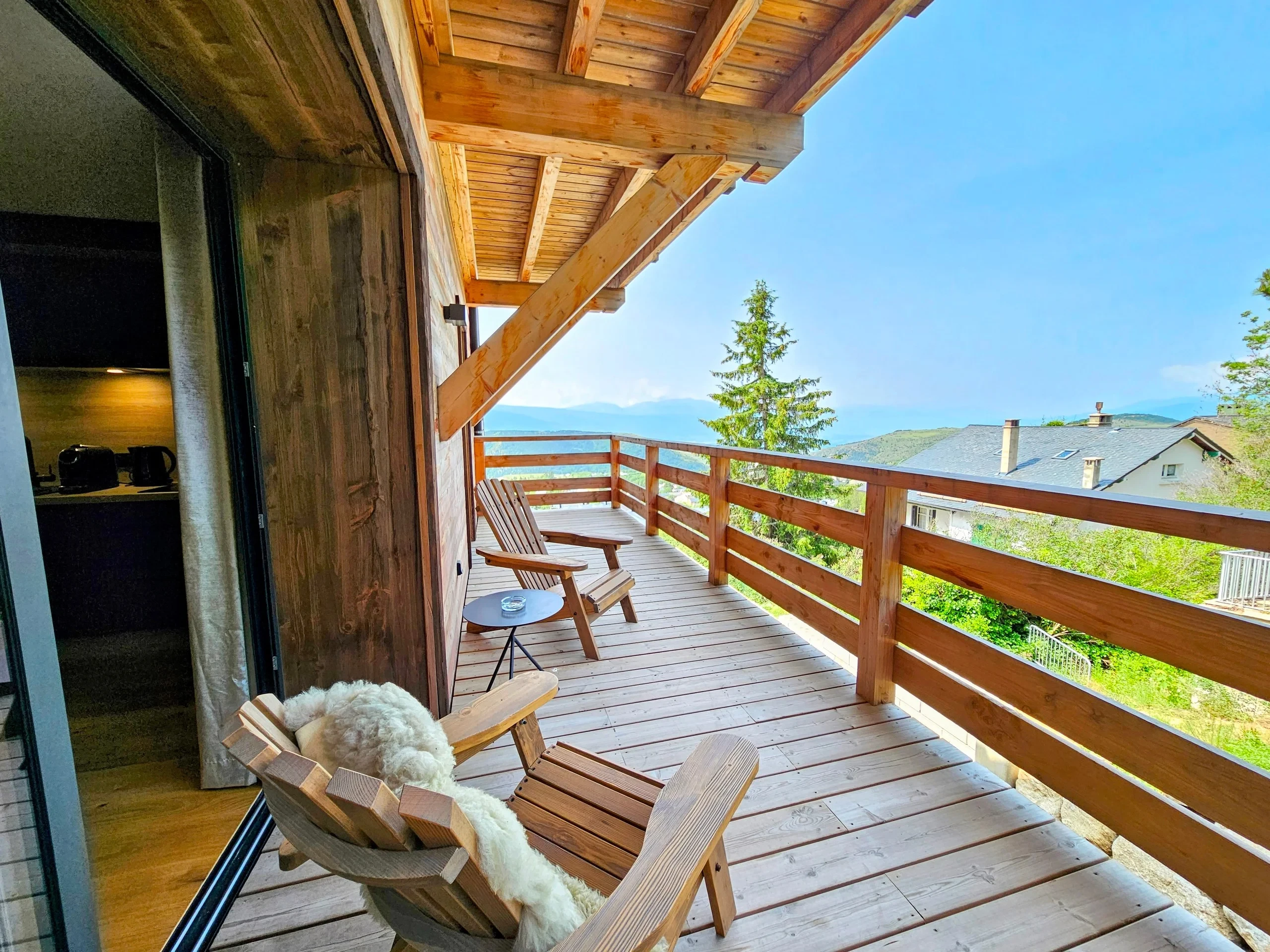 Balcon en bois avec vue sur montagnes
